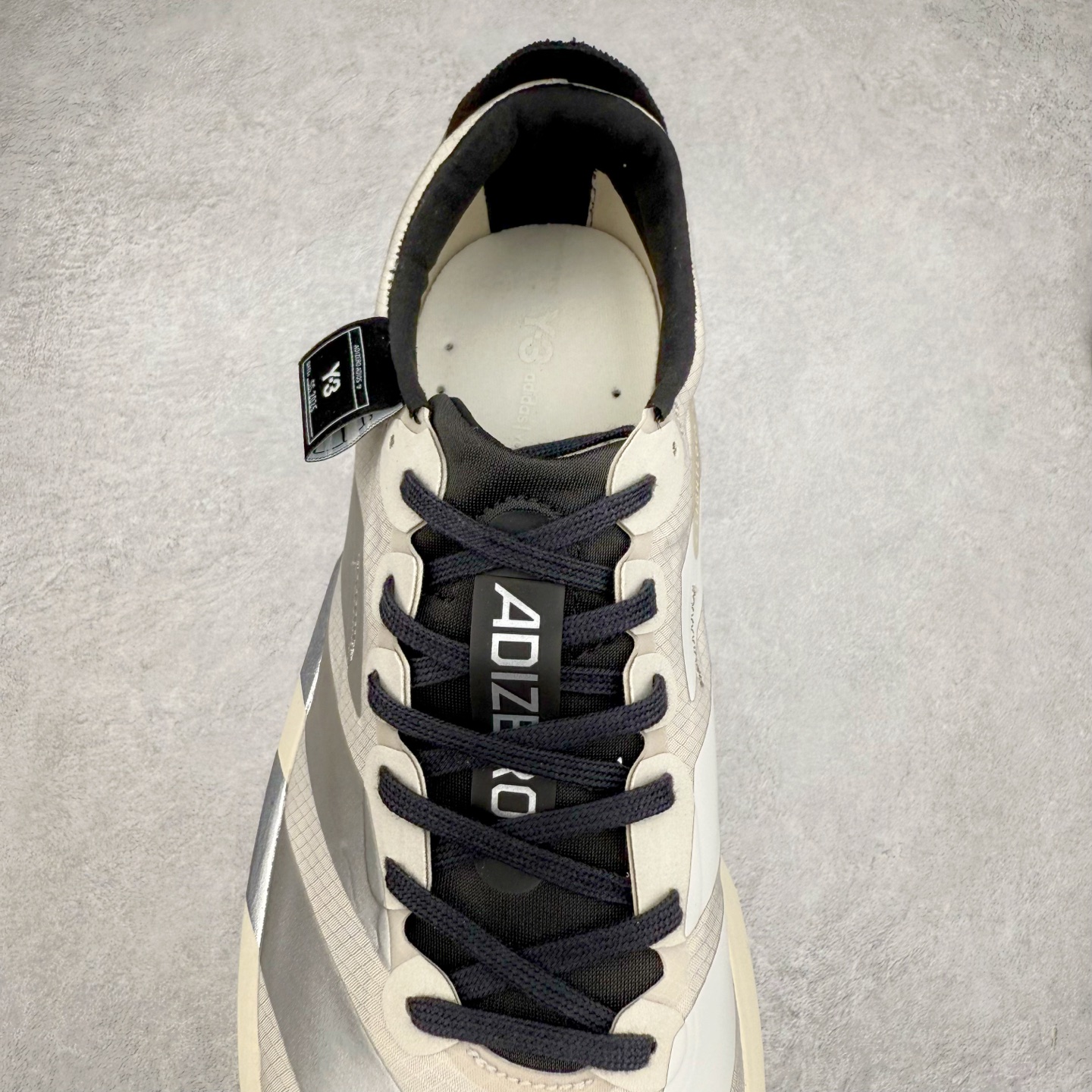 图片[5]-Y-3 Adizero Adios 9 时尚简约舒适潮流 织物耐磨低帮跑步鞋 JS3152 Y-3，这个由世界顶级设计师山本耀司（YohjiYamamoto）担任创意总监与adidas合作的全新品牌正式于2006春夏进入中国。品牌的Y代表YohjiYamamoto，而3则代表adidas三条线的logo。创意总监山本耀司将其个人品牌的简洁、极具设计感的风格融入Y-3，完美地给我们展现一个高档时尚的运动品牌形象。朴实与冷静是Y-3的基本形象概念。Y-3的时尚本质是运动的，被誉为“黑色魔法师\\\”的山本耀司使传统运动品牌adidas赫然跃上了Fashion的版面，运动装从此也登上大雅之堂。尺码：35.5 36 36.5 37 38 38.5 39 40 40.5 41 42 42.5 43 44 44.5 45-选品中心