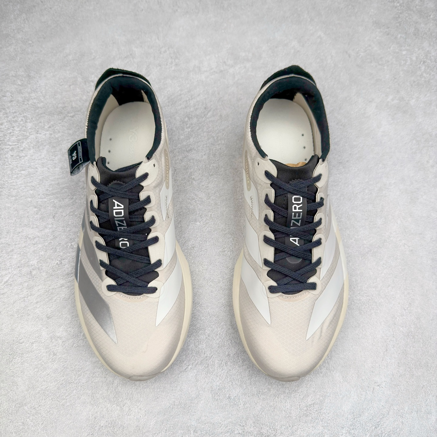 图片[2]-Y-3 Adizero Adios 9 时尚简约舒适潮流 织物耐磨低帮跑步鞋 JS3152 Y-3，这个由世界顶级设计师山本耀司（YohjiYamamoto）担任创意总监与adidas合作的全新品牌正式于2006春夏进入中国。品牌的Y代表YohjiYamamoto，而3则代表adidas三条线的logo。创意总监山本耀司将其个人品牌的简洁、极具设计感的风格融入Y-3，完美地给我们展现一个高档时尚的运动品牌形象。朴实与冷静是Y-3的基本形象概念。Y-3的时尚本质是运动的，被誉为“黑色魔法师\\\”的山本耀司使传统运动品牌adidas赫然跃上了Fashion的版面，运动装从此也登上大雅之堂。尺码：35.5 36 36.5 37 38 38.5 39 40 40.5 41 42 42.5 43 44 44.5 45-选品中心