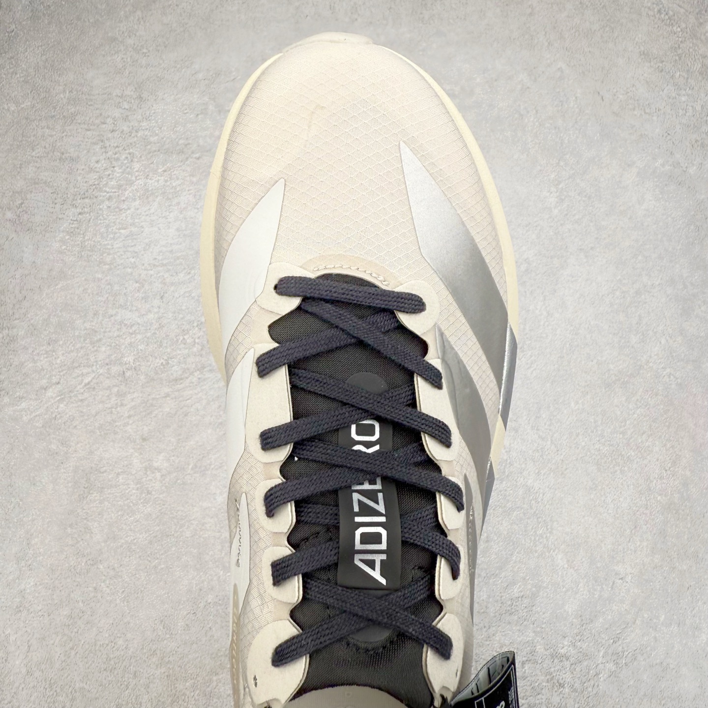 图片[4]-Y-3 Adizero Adios 9 时尚简约舒适潮流 织物耐磨低帮跑步鞋 JS3152 Y-3，这个由世界顶级设计师山本耀司（YohjiYamamoto）担任创意总监与adidas合作的全新品牌正式于2006春夏进入中国。品牌的Y代表YohjiYamamoto，而3则代表adidas三条线的logo。创意总监山本耀司将其个人品牌的简洁、极具设计感的风格融入Y-3，完美地给我们展现一个高档时尚的运动品牌形象。朴实与冷静是Y-3的基本形象概念。Y-3的时尚本质是运动的，被誉为“黑色魔法师\\\”的山本耀司使传统运动品牌adidas赫然跃上了Fashion的版面，运动装从此也登上大雅之堂。尺码：35.5 36 36.5 37 38 38.5 39 40 40.5 41 42 42.5 43 44 44.5 45-选品中心