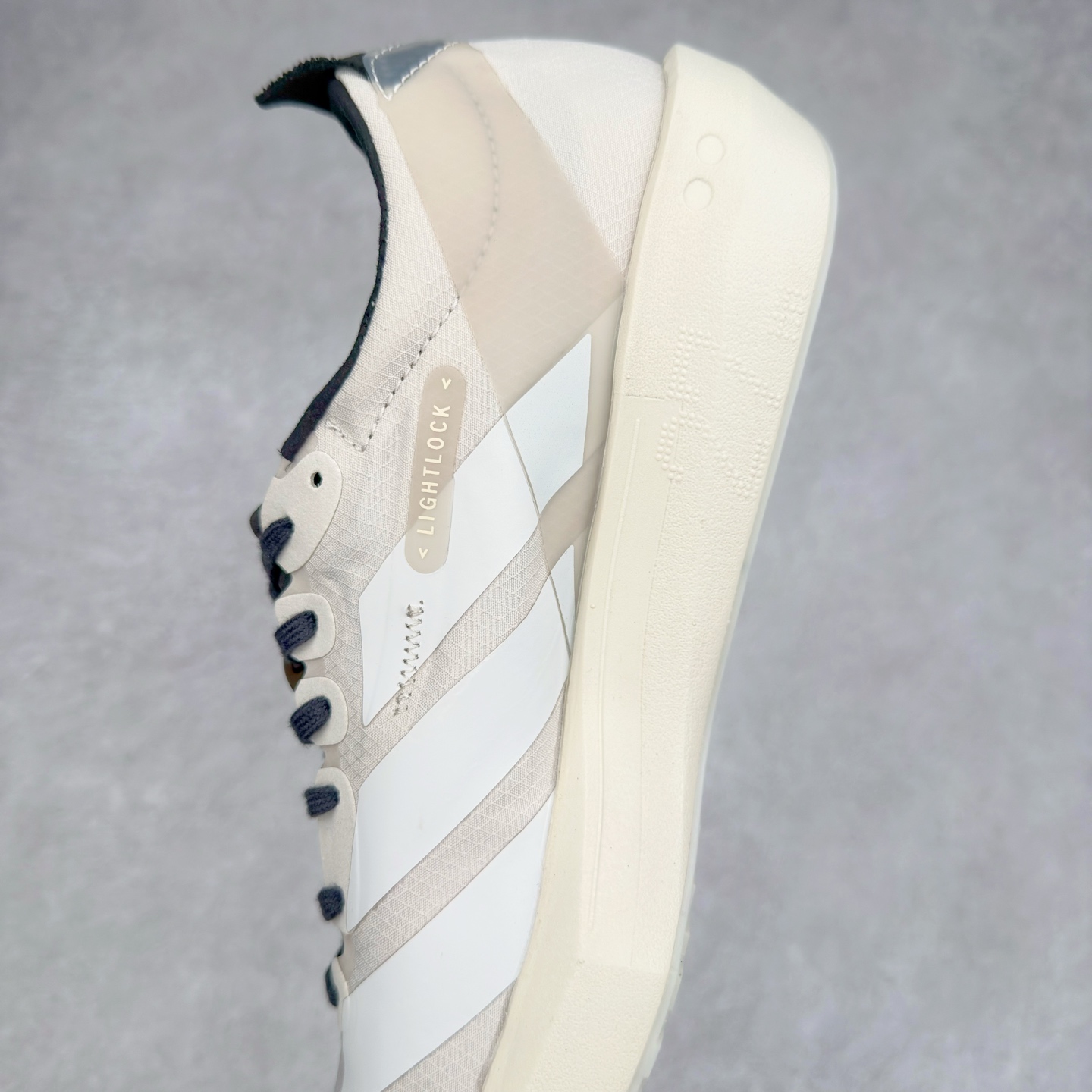 图片[7]-Y-3 Adizero Adios 9 时尚简约舒适潮流 织物耐磨低帮跑步鞋 JS3152 Y-3，这个由世界顶级设计师山本耀司（YohjiYamamoto）担任创意总监与adidas合作的全新品牌正式于2006春夏进入中国。品牌的Y代表YohjiYamamoto，而3则代表adidas三条线的logo。创意总监山本耀司将其个人品牌的简洁、极具设计感的风格融入Y-3，完美地给我们展现一个高档时尚的运动品牌形象。朴实与冷静是Y-3的基本形象概念。Y-3的时尚本质是运动的，被誉为“黑色魔法师\\\”的山本耀司使传统运动品牌adidas赫然跃上了Fashion的版面，运动装从此也登上大雅之堂。尺码：35.5 36 36.5 37 38 38.5 39 40 40.5 41 42 42.5 43 44 44.5 45-选品中心