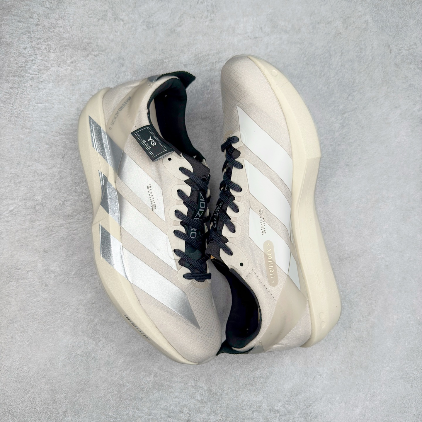 图片[3]-Y-3 Adizero Adios 9 时尚简约舒适潮流 织物耐磨低帮跑步鞋 JS3152 Y-3，这个由世界顶级设计师山本耀司（YohjiYamamoto）担任创意总监与adidas合作的全新品牌正式于2006春夏进入中国。品牌的Y代表YohjiYamamoto，而3则代表adidas三条线的logo。创意总监山本耀司将其个人品牌的简洁、极具设计感的风格融入Y-3，完美地给我们展现一个高档时尚的运动品牌形象。朴实与冷静是Y-3的基本形象概念。Y-3的时尚本质是运动的，被誉为“黑色魔法师\\\”的山本耀司使传统运动品牌adidas赫然跃上了Fashion的版面，运动装从此也登上大雅之堂。尺码：35.5 36 36.5 37 38 38.5 39 40 40.5 41 42 42.5 43 44 44.5 45-选品中心