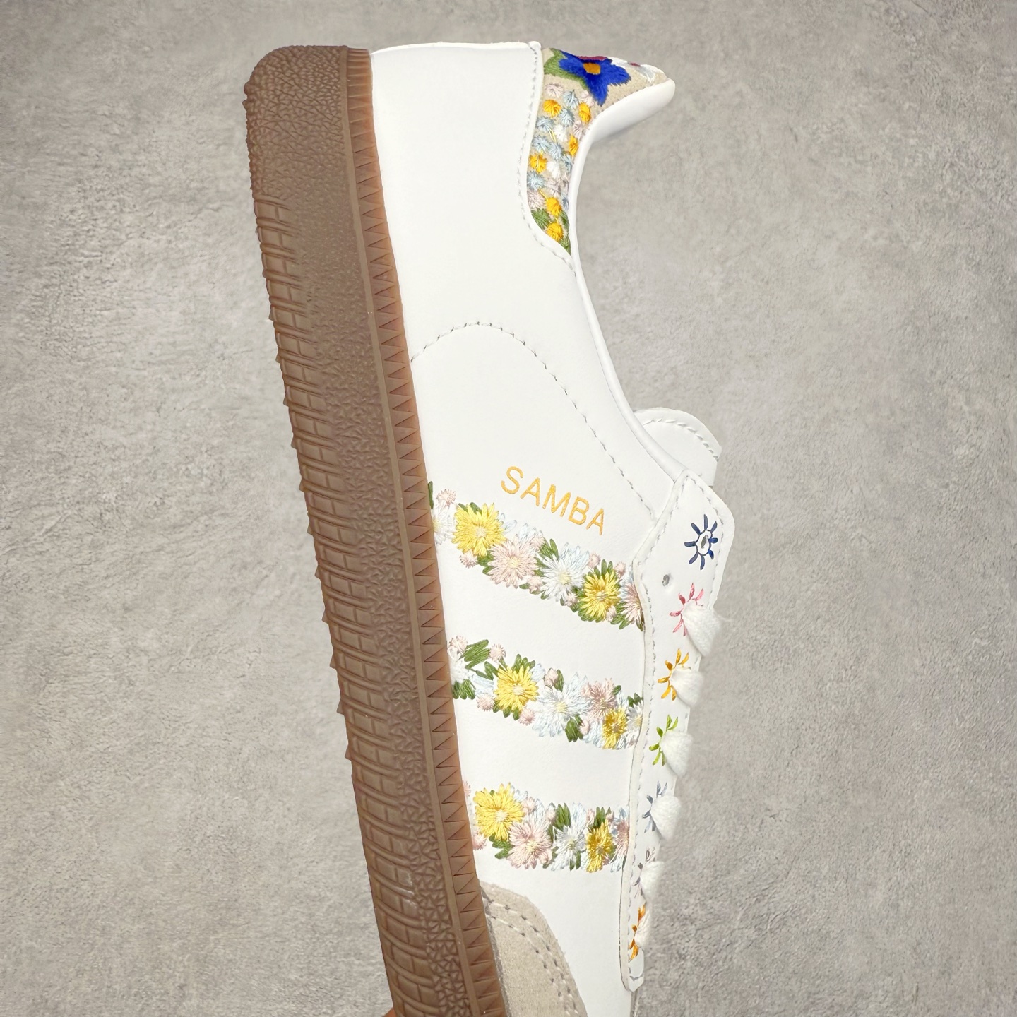 图片[6]-AD Original Samba OG 复古经典轻便板鞋 HQ5155 这款桑巴鞋展示了高质量的工艺 带有装饰的超锁缝制和无缝的手感 柔软、柔软的皮革造型和标志性的3条纹完成了精致的外观 正规合身鞋带 鞋面上有绒面鞋垫 橡胶鞋底 享受正畸套筒软感 自50年代首次亮相以来就一直在赢得粉丝的青睐 尺码：36 36.5 37.5 38 38.5 39 40 40.5 41 42 42.5 43 44 44.5 45-选品中心