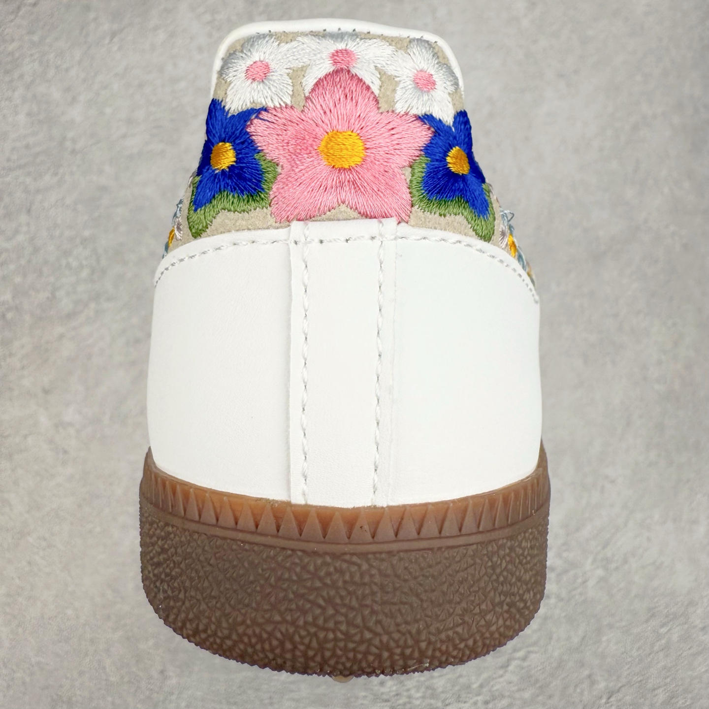 图片[8]-AD Original Samba OG 复古经典轻便板鞋 HQ5155 这款桑巴鞋展示了高质量的工艺 带有装饰的超锁缝制和无缝的手感 柔软、柔软的皮革造型和标志性的3条纹完成了精致的外观 正规合身鞋带 鞋面上有绒面鞋垫 橡胶鞋底 享受正畸套筒软感 自50年代首次亮相以来就一直在赢得粉丝的青睐 尺码：36 36.5 37.5 38 38.5 39 40 40.5 41 42 42.5 43 44 44.5 45-选品中心