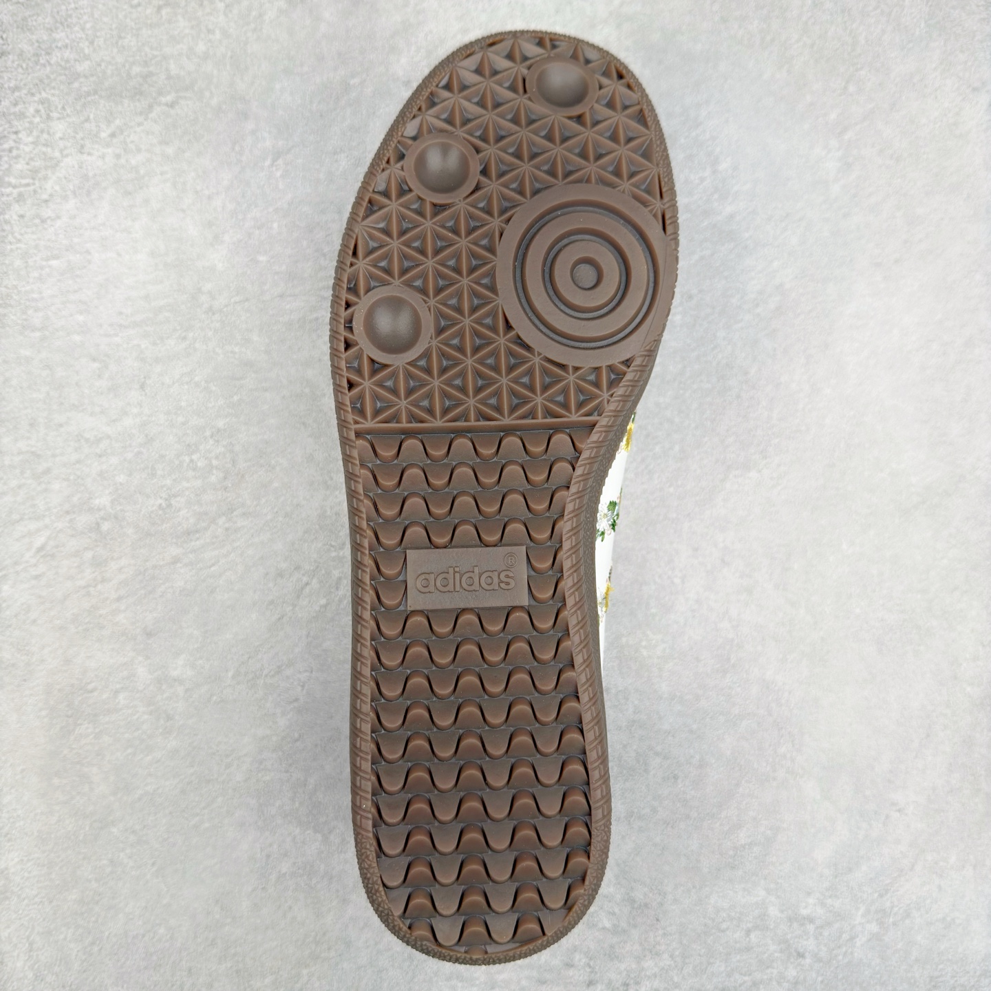 图片[9]-AD Original Samba OG 复古经典轻便板鞋 HQ5155 这款桑巴鞋展示了高质量的工艺 带有装饰的超锁缝制和无缝的手感 柔软、柔软的皮革造型和标志性的3条纹完成了精致的外观 正规合身鞋带 鞋面上有绒面鞋垫 橡胶鞋底 享受正畸套筒软感 自50年代首次亮相以来就一直在赢得粉丝的青睐 尺码：36 36.5 37.5 38 38.5 39 40 40.5 41 42 42.5 43 44 44.5 45-选品中心