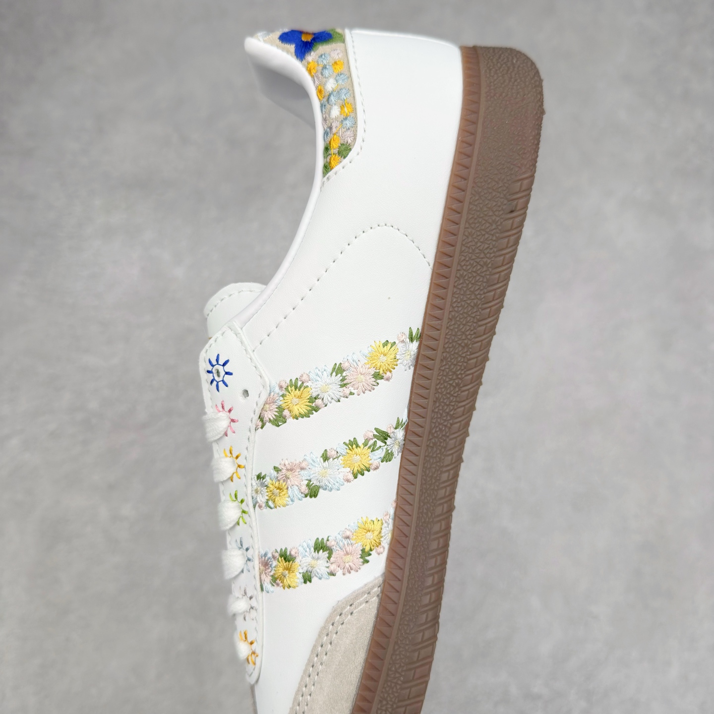 图片[7]-AD Original Samba OG 复古经典轻便板鞋 HQ5155 这款桑巴鞋展示了高质量的工艺 带有装饰的超锁缝制和无缝的手感 柔软、柔软的皮革造型和标志性的3条纹完成了精致的外观 正规合身鞋带 鞋面上有绒面鞋垫 橡胶鞋底 享受正畸套筒软感 自50年代首次亮相以来就一直在赢得粉丝的青睐 尺码：36 36.5 37.5 38 38.5 39 40 40.5 41 42 42.5 43 44 44.5 45-选品中心