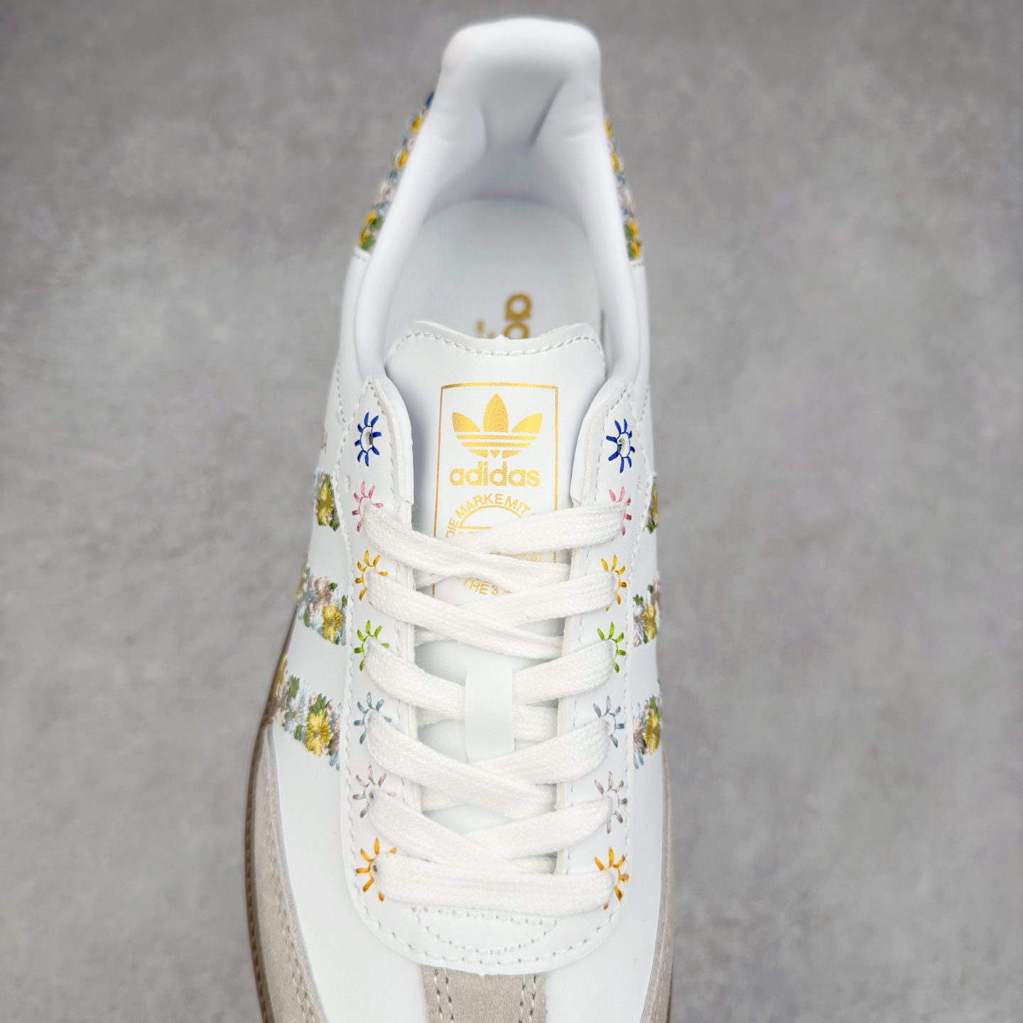 图片[5]-AD Original Samba OG 复古经典轻便板鞋 HQ5155 这款桑巴鞋展示了高质量的工艺 带有装饰的超锁缝制和无缝的手感 柔软、柔软的皮革造型和标志性的3条纹完成了精致的外观 正规合身鞋带 鞋面上有绒面鞋垫 橡胶鞋底 享受正畸套筒软感 自50年代首次亮相以来就一直在赢得粉丝的青睐 尺码：36 36.5 37.5 38 38.5 39 40 40.5 41 42 42.5 43 44 44.5 45-选品中心