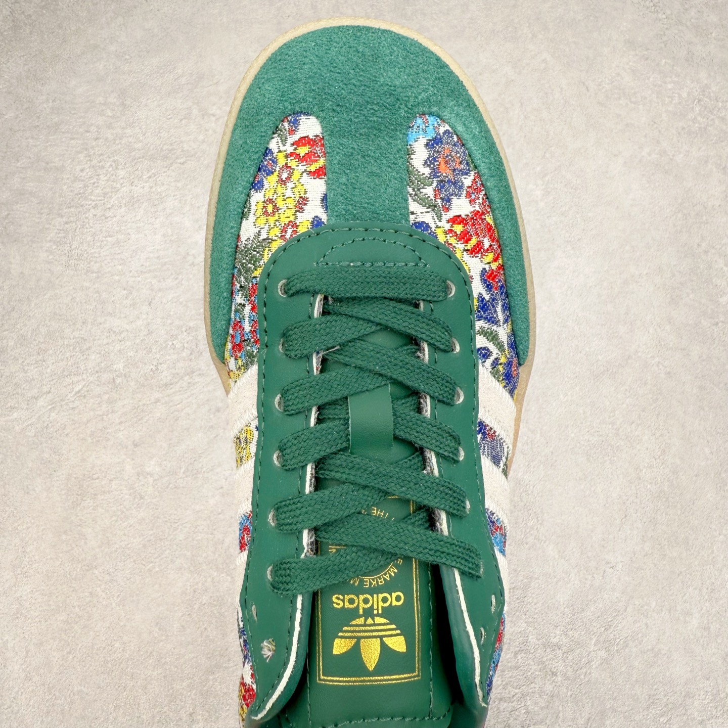 图片[4]-AD Samba XLG 桑巴舞加大厚底版系列德训风百搭松糕休闲运动板鞋生胶底 JH7289 自Originals Samba成功借势Blokecore风潮一跃成为街头巷尾的焦点鞋款后,不论是围绕Samba本身打造的各式「变种版本」,还是以Samba为蓝本打造联名鞋款,都成为了时尚潮流人士日常穿搭首选。Samba XLG是adidas Originals不断扩展XLG系列的一部分,旨在与年轻文化相契合,迎合那些希望通过个性时尚表达自我而不愿牺牲舒适度的年轻群体。街头时尚领域的Gen Z特别偏爱宽松的穿着风格。Samba XLG针对这一点做了创新。它在延续Samba OG经典设计的基础上,迎合年轻群体的穿着习惯,重塑为宽大的鞋身比例轮廓以及加厚中底,让消费者轻松展示自己独特的风格。全新的Samba XLG系列不仅迎合了当下年轻群体的穿搭习惯,加宽了鞋身比例以及将中底进一步增厚,在视觉比例上更加饱满,同时还保留了经典Samba的细节,这样一来,鞋迷朋友在穿搭上不仅能更加个性化,而且还能延续一定的复古感受。尺码：36 36⅔ 37⅓ 38 38⅔ 39⅓ 40 40⅔ 41⅓ 42 42⅔ 43⅓ 44 45-选品中心