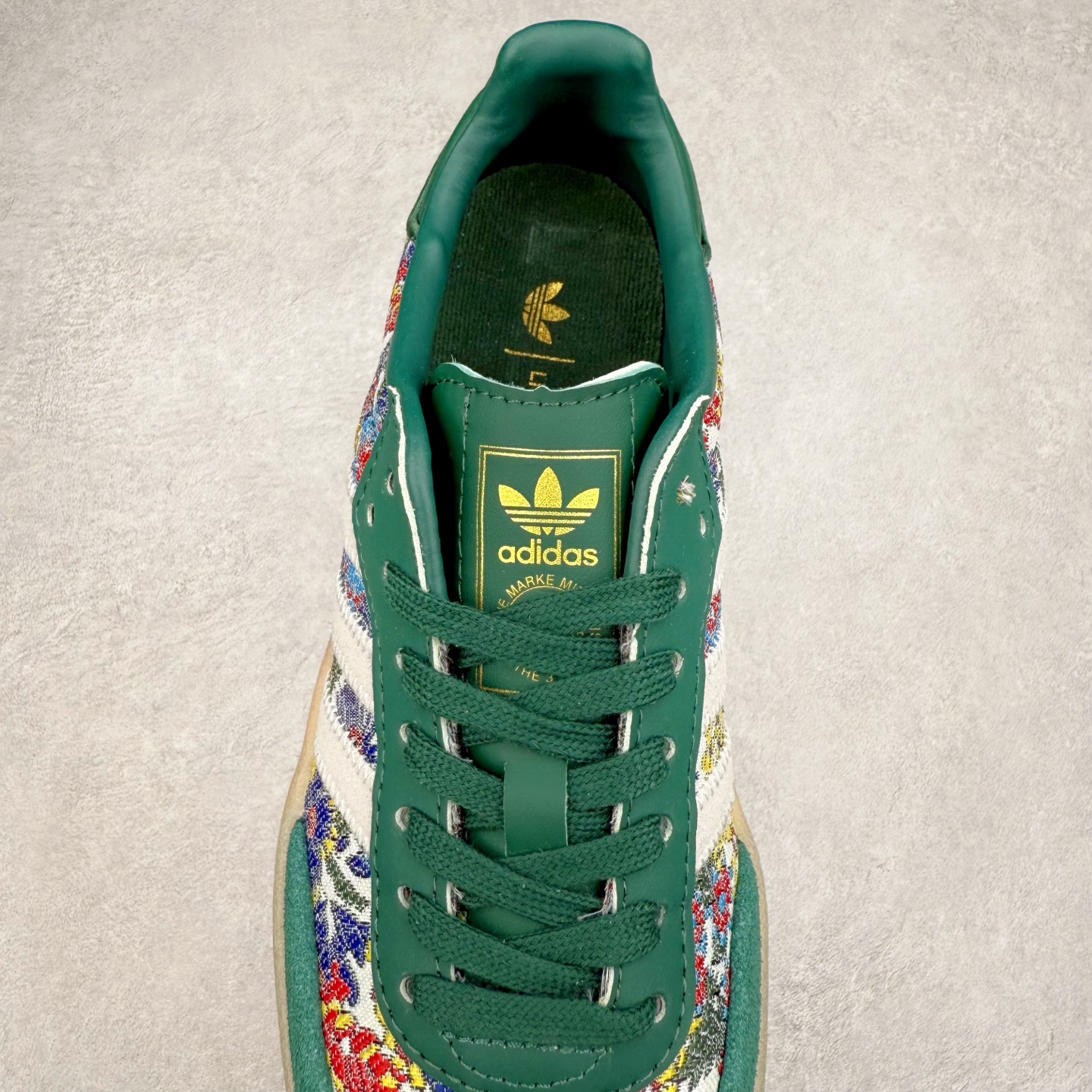 图片[5]-AD Samba XLG 桑巴舞加大厚底版系列德训风百搭松糕休闲运动板鞋生胶底 JH7289 自Originals Samba成功借势Blokecore风潮一跃成为街头巷尾的焦点鞋款后,不论是围绕Samba本身打造的各式「变种版本」,还是以Samba为蓝本打造联名鞋款,都成为了时尚潮流人士日常穿搭首选。Samba XLG是adidas Originals不断扩展XLG系列的一部分,旨在与年轻文化相契合,迎合那些希望通过个性时尚表达自我而不愿牺牲舒适度的年轻群体。街头时尚领域的Gen Z特别偏爱宽松的穿着风格。Samba XLG针对这一点做了创新。它在延续Samba OG经典设计的基础上,迎合年轻群体的穿着习惯,重塑为宽大的鞋身比例轮廓以及加厚中底,让消费者轻松展示自己独特的风格。全新的Samba XLG系列不仅迎合了当下年轻群体的穿搭习惯,加宽了鞋身比例以及将中底进一步增厚,在视觉比例上更加饱满,同时还保留了经典Samba的细节,这样一来,鞋迷朋友在穿搭上不仅能更加个性化,而且还能延续一定的复古感受。尺码：36 36⅔ 37⅓ 38 38⅔ 39⅓ 40 40⅔ 41⅓ 42 42⅔ 43⅓ 44 45-选品中心