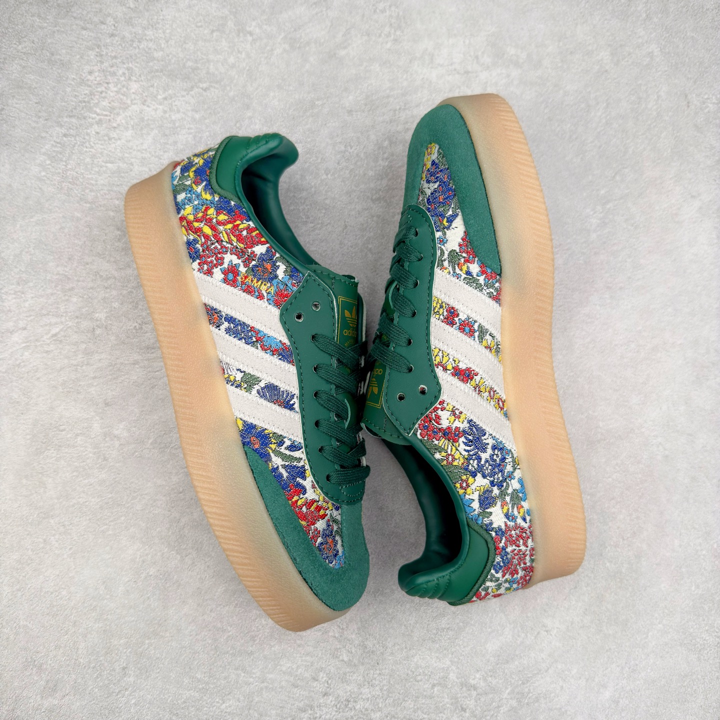 图片[3]-AD Samba XLG 桑巴舞加大厚底版系列德训风百搭松糕休闲运动板鞋生胶底 JH7289 自Originals Samba成功借势Blokecore风潮一跃成为街头巷尾的焦点鞋款后,不论是围绕Samba本身打造的各式「变种版本」,还是以Samba为蓝本打造联名鞋款,都成为了时尚潮流人士日常穿搭首选。Samba XLG是adidas Originals不断扩展XLG系列的一部分,旨在与年轻文化相契合,迎合那些希望通过个性时尚表达自我而不愿牺牲舒适度的年轻群体。街头时尚领域的Gen Z特别偏爱宽松的穿着风格。Samba XLG针对这一点做了创新。它在延续Samba OG经典设计的基础上,迎合年轻群体的穿着习惯,重塑为宽大的鞋身比例轮廓以及加厚中底,让消费者轻松展示自己独特的风格。全新的Samba XLG系列不仅迎合了当下年轻群体的穿搭习惯,加宽了鞋身比例以及将中底进一步增厚,在视觉比例上更加饱满,同时还保留了经典Samba的细节,这样一来,鞋迷朋友在穿搭上不仅能更加个性化,而且还能延续一定的复古感受。尺码：36 36⅔ 37⅓ 38 38⅔ 39⅓ 40 40⅔ 41⅓ 42 42⅔ 43⅓ 44 45-选品中心