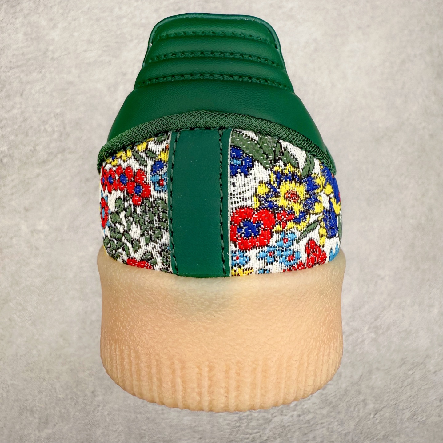 图片[8]-AD Samba XLG 桑巴舞加大厚底版系列德训风百搭松糕休闲运动板鞋生胶底 JH7289 自Originals Samba成功借势Blokecore风潮一跃成为街头巷尾的焦点鞋款后,不论是围绕Samba本身打造的各式「变种版本」,还是以Samba为蓝本打造联名鞋款,都成为了时尚潮流人士日常穿搭首选。Samba XLG是adidas Originals不断扩展XLG系列的一部分,旨在与年轻文化相契合,迎合那些希望通过个性时尚表达自我而不愿牺牲舒适度的年轻群体。街头时尚领域的Gen Z特别偏爱宽松的穿着风格。Samba XLG针对这一点做了创新。它在延续Samba OG经典设计的基础上,迎合年轻群体的穿着习惯,重塑为宽大的鞋身比例轮廓以及加厚中底,让消费者轻松展示自己独特的风格。全新的Samba XLG系列不仅迎合了当下年轻群体的穿搭习惯,加宽了鞋身比例以及将中底进一步增厚,在视觉比例上更加饱满,同时还保留了经典Samba的细节,这样一来,鞋迷朋友在穿搭上不仅能更加个性化,而且还能延续一定的复古感受。尺码：36 36⅔ 37⅓ 38 38⅔ 39⅓ 40 40⅔ 41⅓ 42 42⅔ 43⅓ 44 45-选品中心