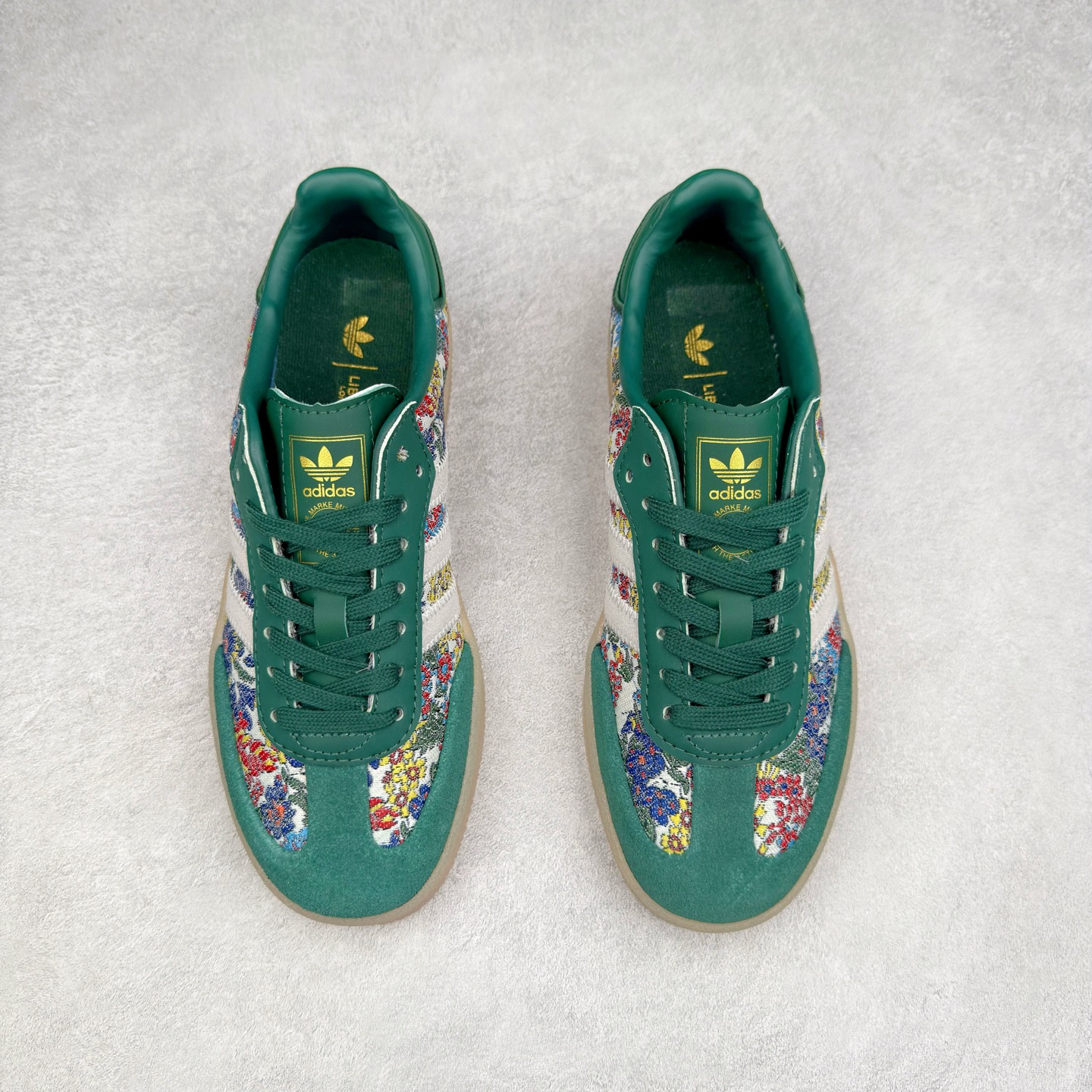 图片[2]-AD Samba XLG 桑巴舞加大厚底版系列德训风百搭松糕休闲运动板鞋生胶底 JH7289 自Originals Samba成功借势Blokecore风潮一跃成为街头巷尾的焦点鞋款后,不论是围绕Samba本身打造的各式「变种版本」,还是以Samba为蓝本打造联名鞋款,都成为了时尚潮流人士日常穿搭首选。Samba XLG是adidas Originals不断扩展XLG系列的一部分,旨在与年轻文化相契合,迎合那些希望通过个性时尚表达自我而不愿牺牲舒适度的年轻群体。街头时尚领域的Gen Z特别偏爱宽松的穿着风格。Samba XLG针对这一点做了创新。它在延续Samba OG经典设计的基础上,迎合年轻群体的穿着习惯,重塑为宽大的鞋身比例轮廓以及加厚中底,让消费者轻松展示自己独特的风格。全新的Samba XLG系列不仅迎合了当下年轻群体的穿搭习惯,加宽了鞋身比例以及将中底进一步增厚,在视觉比例上更加饱满,同时还保留了经典Samba的细节,这样一来,鞋迷朋友在穿搭上不仅能更加个性化,而且还能延续一定的复古感受。尺码：36 36⅔ 37⅓ 38 38⅔ 39⅓ 40 40⅔ 41⅓ 42 42⅔ 43⅓ 44 45-选品中心