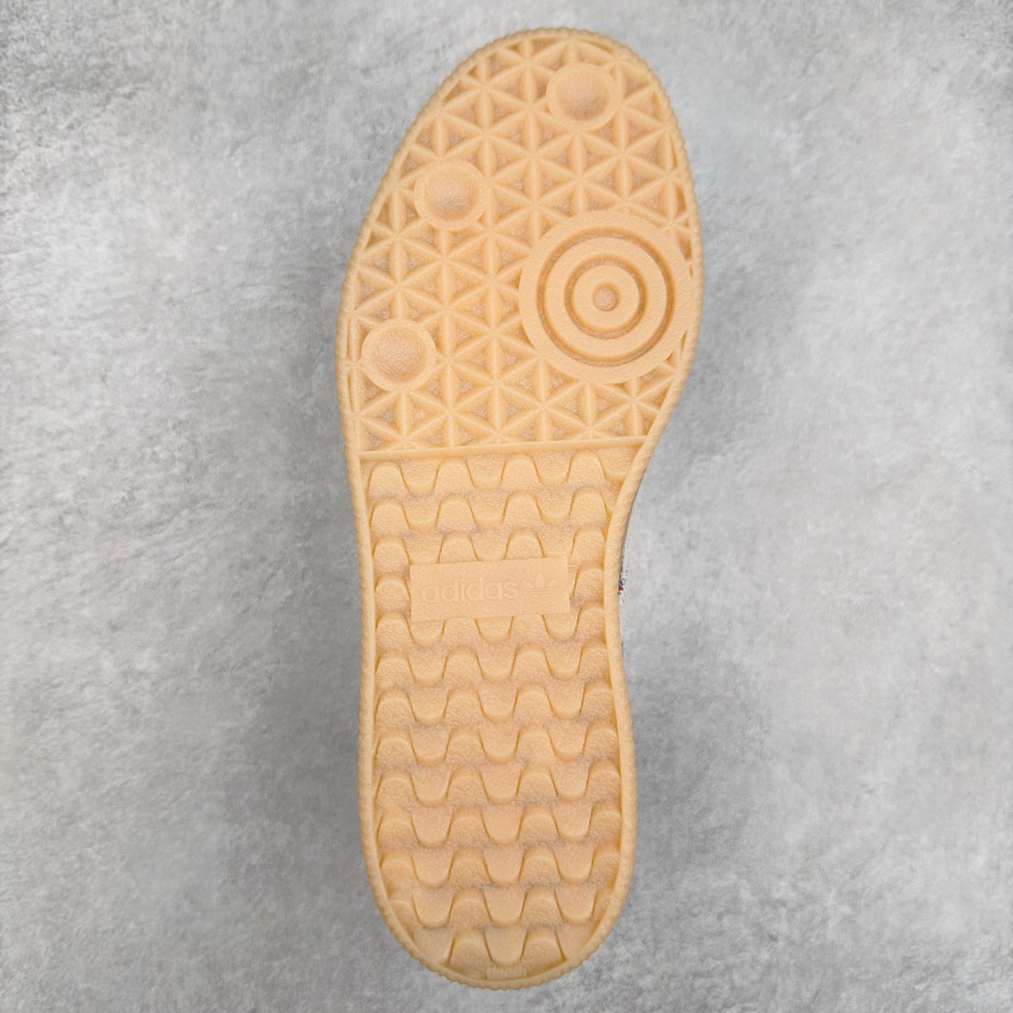 图片[9]-AD Samba XLG 桑巴舞加大厚底版系列德训风百搭松糕休闲运动板鞋生胶底 JH7289 自Originals Samba成功借势Blokecore风潮一跃成为街头巷尾的焦点鞋款后,不论是围绕Samba本身打造的各式「变种版本」,还是以Samba为蓝本打造联名鞋款,都成为了时尚潮流人士日常穿搭首选。Samba XLG是adidas Originals不断扩展XLG系列的一部分,旨在与年轻文化相契合,迎合那些希望通过个性时尚表达自我而不愿牺牲舒适度的年轻群体。街头时尚领域的Gen Z特别偏爱宽松的穿着风格。Samba XLG针对这一点做了创新。它在延续Samba OG经典设计的基础上,迎合年轻群体的穿着习惯,重塑为宽大的鞋身比例轮廓以及加厚中底,让消费者轻松展示自己独特的风格。全新的Samba XLG系列不仅迎合了当下年轻群体的穿搭习惯,加宽了鞋身比例以及将中底进一步增厚,在视觉比例上更加饱满,同时还保留了经典Samba的细节,这样一来,鞋迷朋友在穿搭上不仅能更加个性化,而且还能延续一定的复古感受。尺码：36 36⅔ 37⅓ 38 38⅔ 39⅓ 40 40⅔ 41⅓ 42 42⅔ 43⅓ 44 45-选品中心