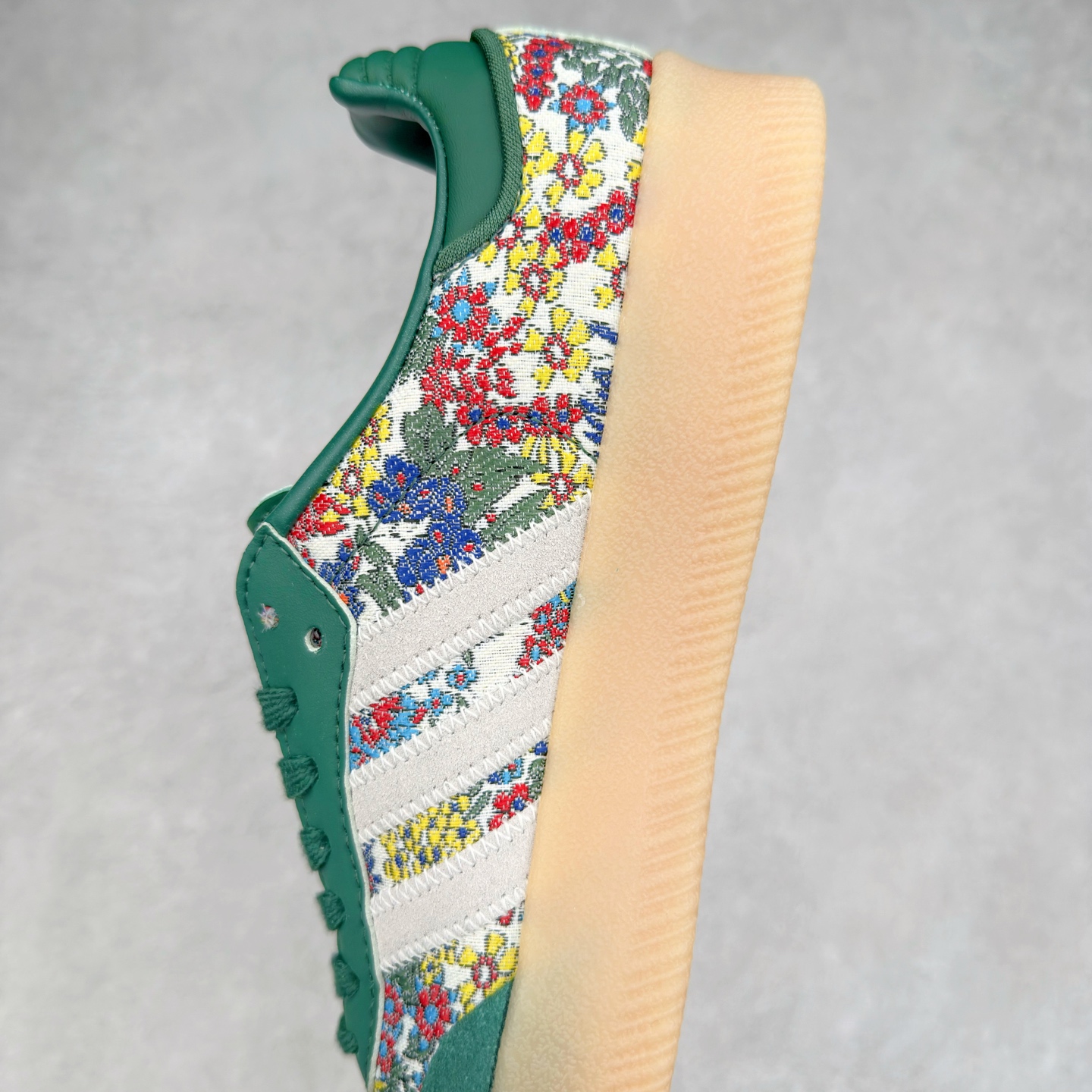 图片[7]-AD Samba XLG 桑巴舞加大厚底版系列德训风百搭松糕休闲运动板鞋生胶底 JH7289 自Originals Samba成功借势Blokecore风潮一跃成为街头巷尾的焦点鞋款后,不论是围绕Samba本身打造的各式「变种版本」,还是以Samba为蓝本打造联名鞋款,都成为了时尚潮流人士日常穿搭首选。Samba XLG是adidas Originals不断扩展XLG系列的一部分,旨在与年轻文化相契合,迎合那些希望通过个性时尚表达自我而不愿牺牲舒适度的年轻群体。街头时尚领域的Gen Z特别偏爱宽松的穿着风格。Samba XLG针对这一点做了创新。它在延续Samba OG经典设计的基础上,迎合年轻群体的穿着习惯,重塑为宽大的鞋身比例轮廓以及加厚中底,让消费者轻松展示自己独特的风格。全新的Samba XLG系列不仅迎合了当下年轻群体的穿搭习惯,加宽了鞋身比例以及将中底进一步增厚,在视觉比例上更加饱满,同时还保留了经典Samba的细节,这样一来,鞋迷朋友在穿搭上不仅能更加个性化,而且还能延续一定的复古感受。尺码：36 36⅔ 37⅓ 38 38⅔ 39⅓ 40 40⅔ 41⅓ 42 42⅔ 43⅓ 44 45-选品中心