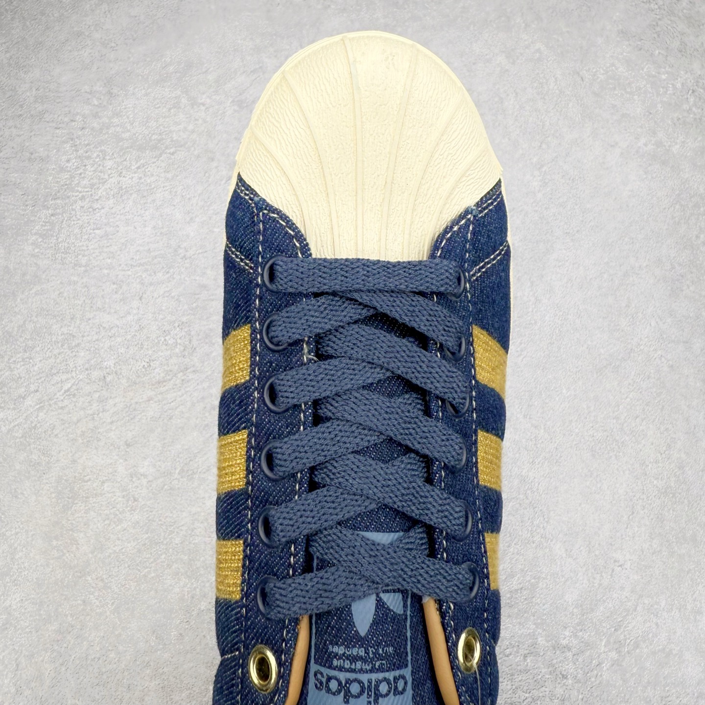 图片[4]-AD Originals Superstar 经典复古贝壳头板鞋 JH5577 诞生于1969年 是第一双将全皮面鞋 身与橡胶鞋头结合在一起的低帮篮球鞋 Superstar最开始 是作为高帮篮球鞋Pro Model的低帮版本而出现的 但因为其独特和醒目的橡胶鞋头造型而让大家熟知 被大家形象地称为\\\”shelltoe\\\”贝壳头 在70年代的美国职业篮球场上 接近3/4的NBA球员都将这双Superstar作为场上用鞋 80年代之后 经过不断的改良和发展 Superstar逐渐成为横跨时装、音乐、街头文化、休闲和运动等各大领域的时尚潮鞋 尺码：36 36.5 37 38 38.5 39 40 40.5 41 42 42.5 43 44 44.5 45-选品中心