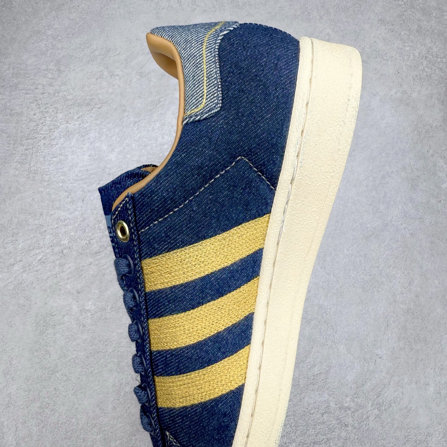 图片[7]-AD Originals Superstar 经典复古贝壳头板鞋 JH5577 诞生于1969年 是第一双将全皮面鞋 身与橡胶鞋头结合在一起的低帮篮球鞋 Superstar最开始 是作为高帮篮球鞋Pro Model的低帮版本而出现的 但因为其独特和醒目的橡胶鞋头造型而让大家熟知 被大家形象地称为\\\”shelltoe\\\”贝壳头 在70年代的美国职业篮球场上 接近3/4的NBA球员都将这双Superstar作为场上用鞋 80年代之后 经过不断的改良和发展 Superstar逐渐成为横跨时装、音乐、街头文化、休闲和运动等各大领域的时尚潮鞋 尺码：36 36.5 37 38 38.5 39 40 40.5 41 42 42.5 43 44 44.5 45-选品中心