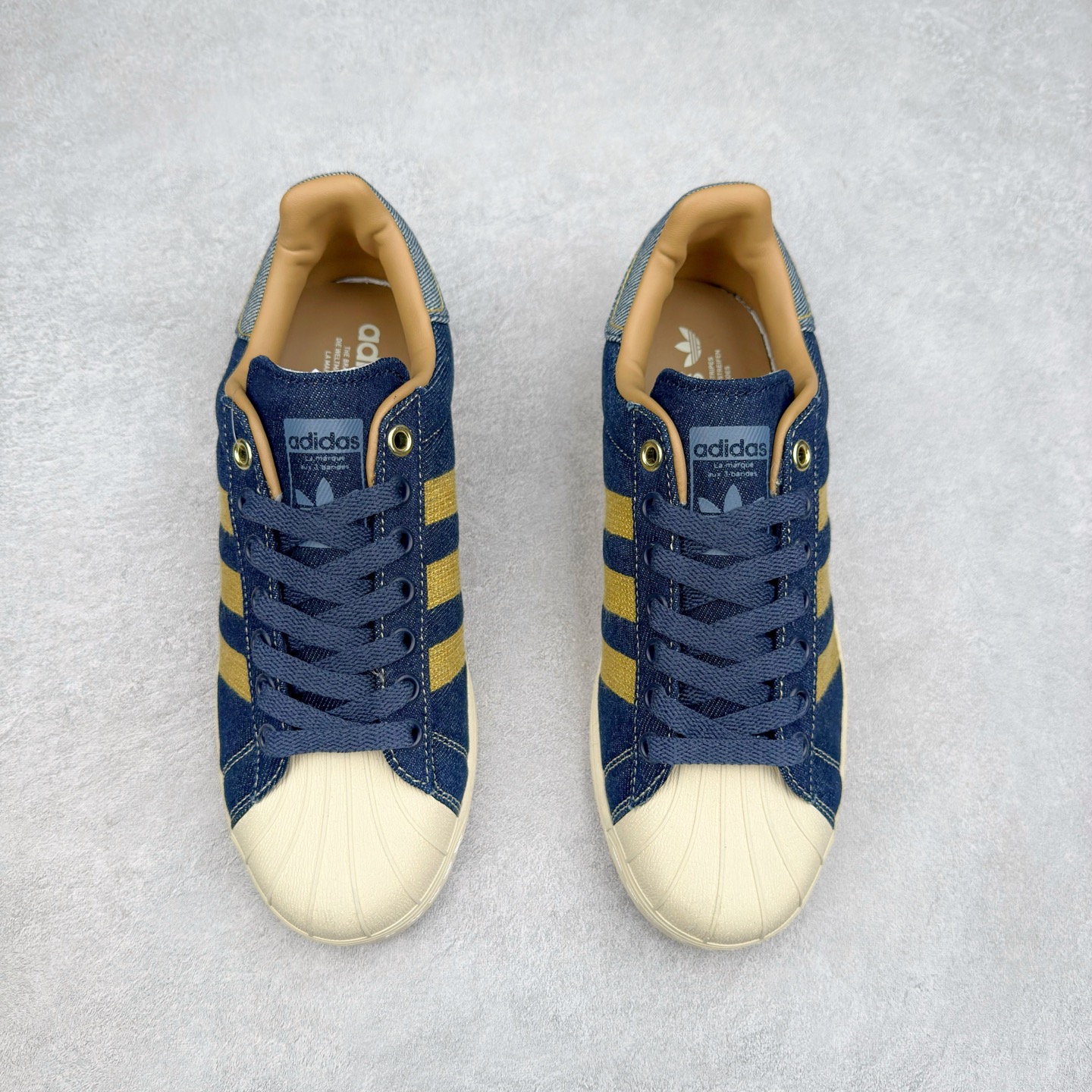 图片[2]-AD Originals Superstar 经典复古贝壳头板鞋 JH5577 诞生于1969年 是第一双将全皮面鞋 身与橡胶鞋头结合在一起的低帮篮球鞋 Superstar最开始 是作为高帮篮球鞋Pro Model的低帮版本而出现的 但因为其独特和醒目的橡胶鞋头造型而让大家熟知 被大家形象地称为\\\”shelltoe\\\”贝壳头 在70年代的美国职业篮球场上 接近3/4的NBA球员都将这双Superstar作为场上用鞋 80年代之后 经过不断的改良和发展 Superstar逐渐成为横跨时装、音乐、街头文化、休闲和运动等各大领域的时尚潮鞋 尺码：36 36.5 37 38 38.5 39 40 40.5 41 42 42.5 43 44 44.5 45-选品中心