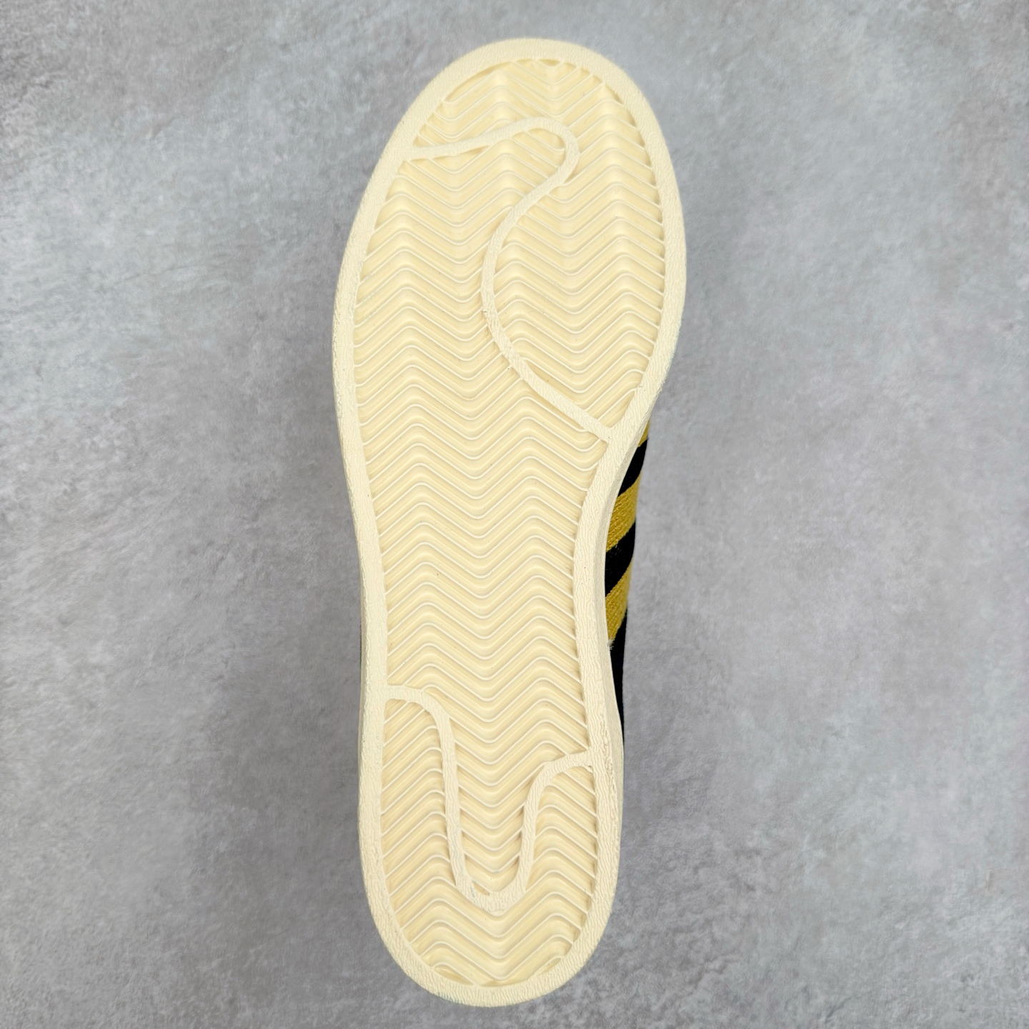 图片[9]-AD Originals Superstar 经典复古贝壳头板鞋 JH5577 诞生于1969年 是第一双将全皮面鞋 身与橡胶鞋头结合在一起的低帮篮球鞋 Superstar最开始 是作为高帮篮球鞋Pro Model的低帮版本而出现的 但因为其独特和醒目的橡胶鞋头造型而让大家熟知 被大家形象地称为\\\”shelltoe\\\”贝壳头 在70年代的美国职业篮球场上 接近3/4的NBA球员都将这双Superstar作为场上用鞋 80年代之后 经过不断的改良和发展 Superstar逐渐成为横跨时装、音乐、街头文化、休闲和运动等各大领域的时尚潮鞋 尺码：36 36.5 37 38 38.5 39 40 40.5 41 42 42.5 43 44 44.5 45-选品中心