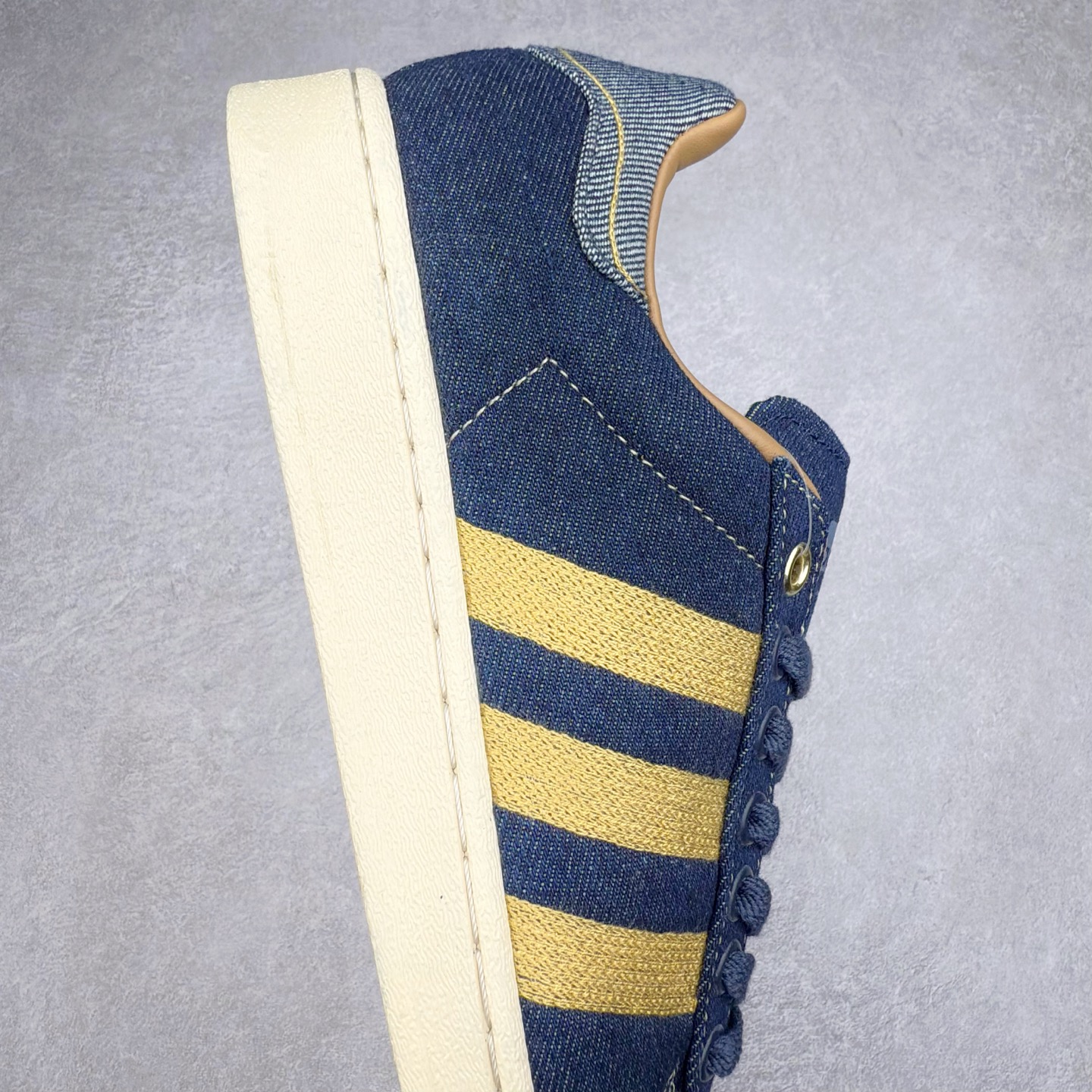 图片[6]-AD Originals Superstar 经典复古贝壳头板鞋 JH5577 诞生于1969年 是第一双将全皮面鞋 身与橡胶鞋头结合在一起的低帮篮球鞋 Superstar最开始 是作为高帮篮球鞋Pro Model的低帮版本而出现的 但因为其独特和醒目的橡胶鞋头造型而让大家熟知 被大家形象地称为\\\”shelltoe\\\”贝壳头 在70年代的美国职业篮球场上 接近3/4的NBA球员都将这双Superstar作为场上用鞋 80年代之后 经过不断的改良和发展 Superstar逐渐成为横跨时装、音乐、街头文化、休闲和运动等各大领域的时尚潮鞋 尺码：36 36.5 37 38 38.5 39 40 40.5 41 42 42.5 43 44 44.5 45-选品中心