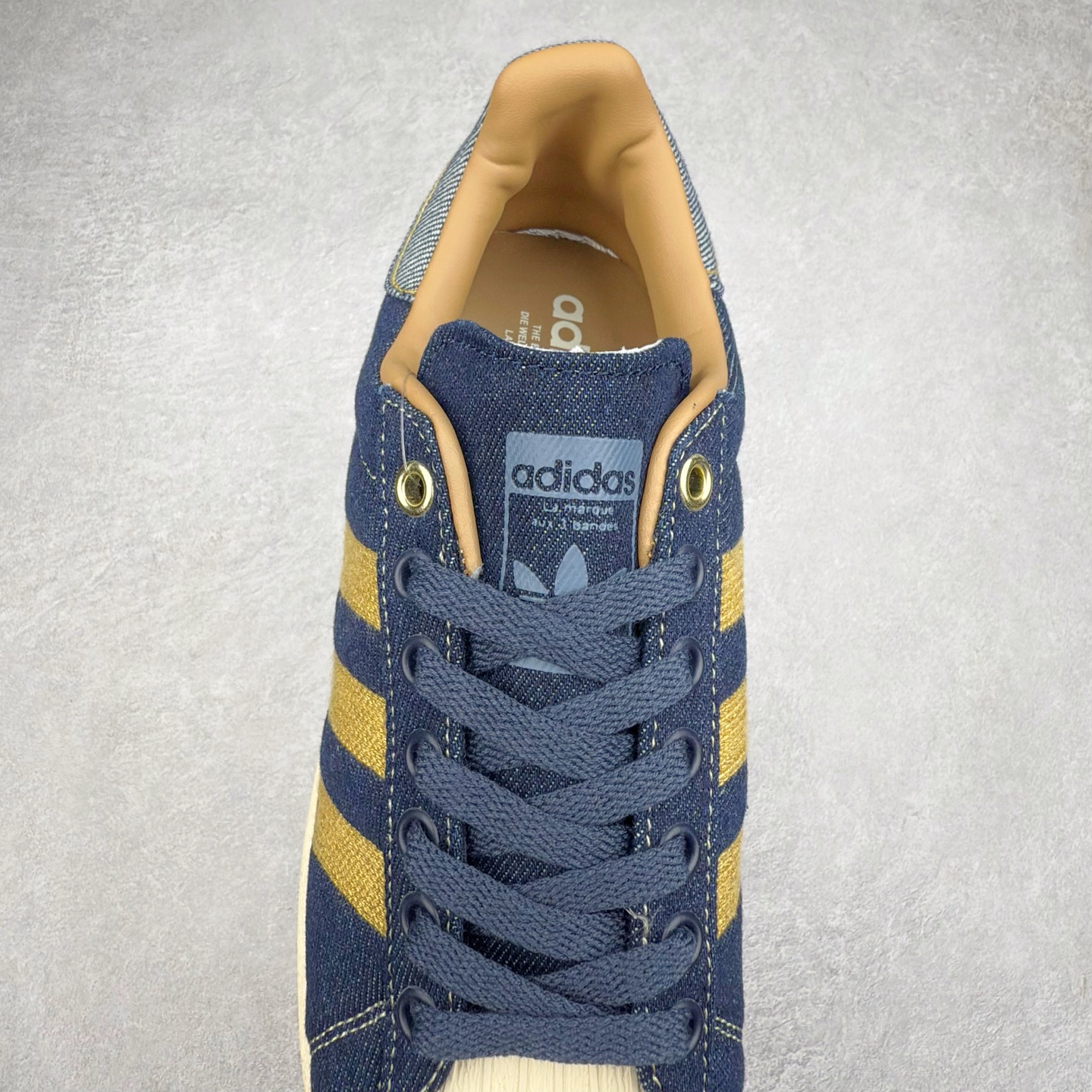 图片[5]-AD Originals Superstar 经典复古贝壳头板鞋 JH5577 诞生于1969年 是第一双将全皮面鞋 身与橡胶鞋头结合在一起的低帮篮球鞋 Superstar最开始 是作为高帮篮球鞋Pro Model的低帮版本而出现的 但因为其独特和醒目的橡胶鞋头造型而让大家熟知 被大家形象地称为\\\”shelltoe\\\”贝壳头 在70年代的美国职业篮球场上 接近3/4的NBA球员都将这双Superstar作为场上用鞋 80年代之后 经过不断的改良和发展 Superstar逐渐成为横跨时装、音乐、街头文化、休闲和运动等各大领域的时尚潮鞋 尺码：36 36.5 37 38 38.5 39 40 40.5 41 42 42.5 43 44 44.5 45-选品中心