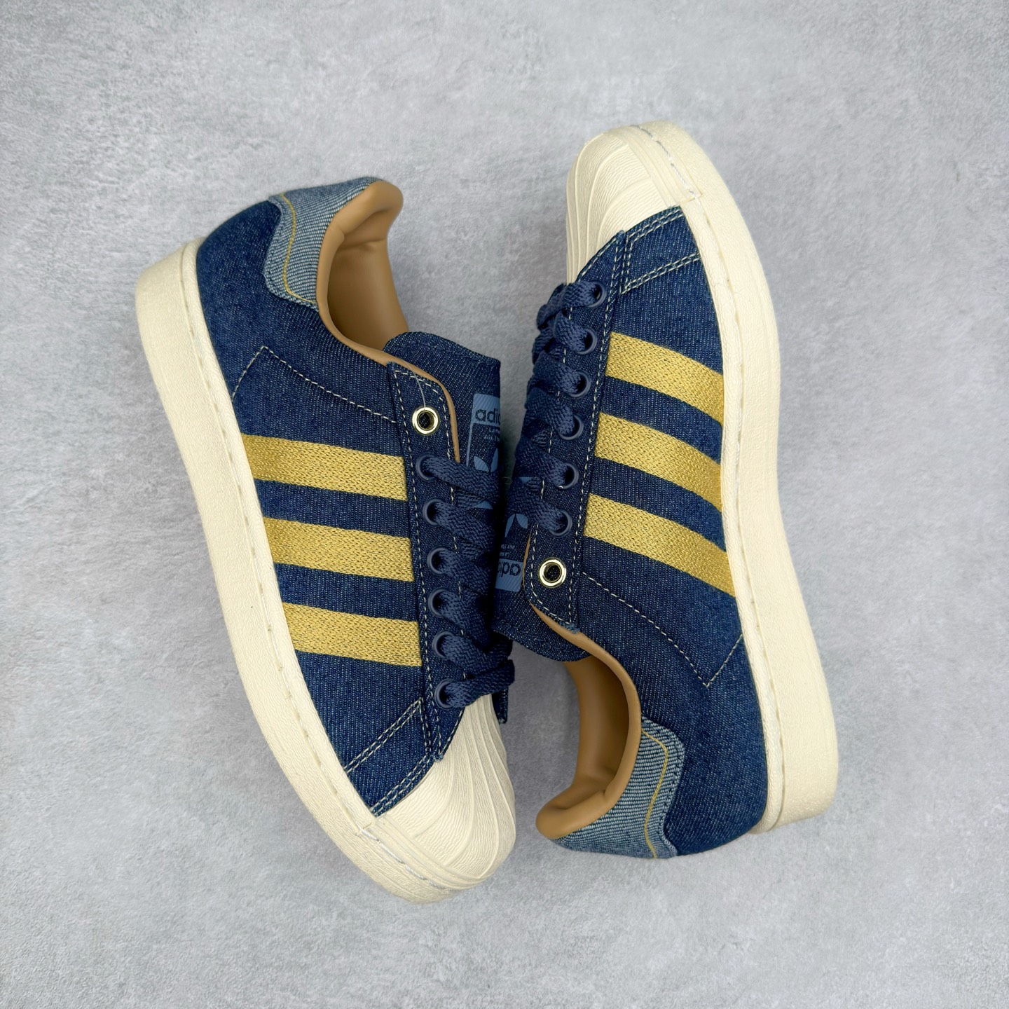 图片[3]-AD Originals Superstar 经典复古贝壳头板鞋 JH5577 诞生于1969年 是第一双将全皮面鞋 身与橡胶鞋头结合在一起的低帮篮球鞋 Superstar最开始 是作为高帮篮球鞋Pro Model的低帮版本而出现的 但因为其独特和醒目的橡胶鞋头造型而让大家熟知 被大家形象地称为\\\”shelltoe\\\”贝壳头 在70年代的美国职业篮球场上 接近3/4的NBA球员都将这双Superstar作为场上用鞋 80年代之后 经过不断的改良和发展 Superstar逐渐成为横跨时装、音乐、街头文化、休闲和运动等各大领域的时尚潮鞋 尺码：36 36.5 37 38 38.5 39 40 40.5 41 42 42.5 43 44 44.5 45-选品中心