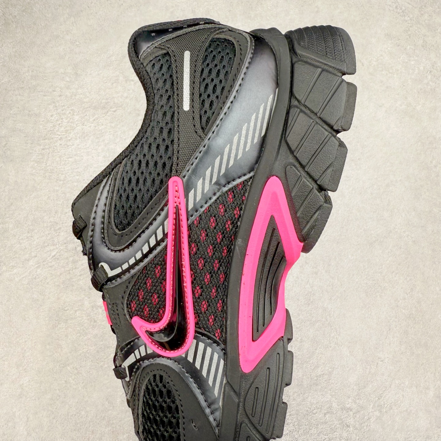 图片[7]-NK V5 RNR 舒适百搭防滑耐磨低帮跑步鞋 HJ5228-007 舒适有型适合日常穿着 该鞋款延续千禧年经典设计搭载泡绵中底 厚实而轻盈匠心细节巧搭立体耐克勾标志焕新演绎复古跑鞋 鞋款从千禧年美学汲取灵感 混搭多种材质突显层次感立体感和传统跑步风范 尺码：36 36.5 37.5 38 38.5 39 40 40.5 41 42 42.5 43 44 44.5 45-选品中心