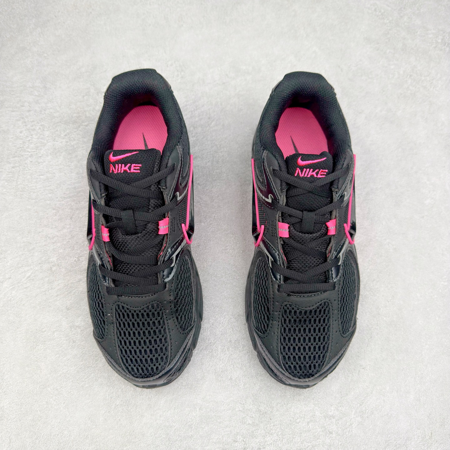 图片[2]-NK V5 RNR 舒适百搭防滑耐磨低帮跑步鞋 HJ5228-007 舒适有型适合日常穿着 该鞋款延续千禧年经典设计搭载泡绵中底 厚实而轻盈匠心细节巧搭立体耐克勾标志焕新演绎复古跑鞋 鞋款从千禧年美学汲取灵感 混搭多种材质突显层次感立体感和传统跑步风范 尺码：36 36.5 37.5 38 38.5 39 40 40.5 41 42 42.5 43 44 44.5 45-选品中心