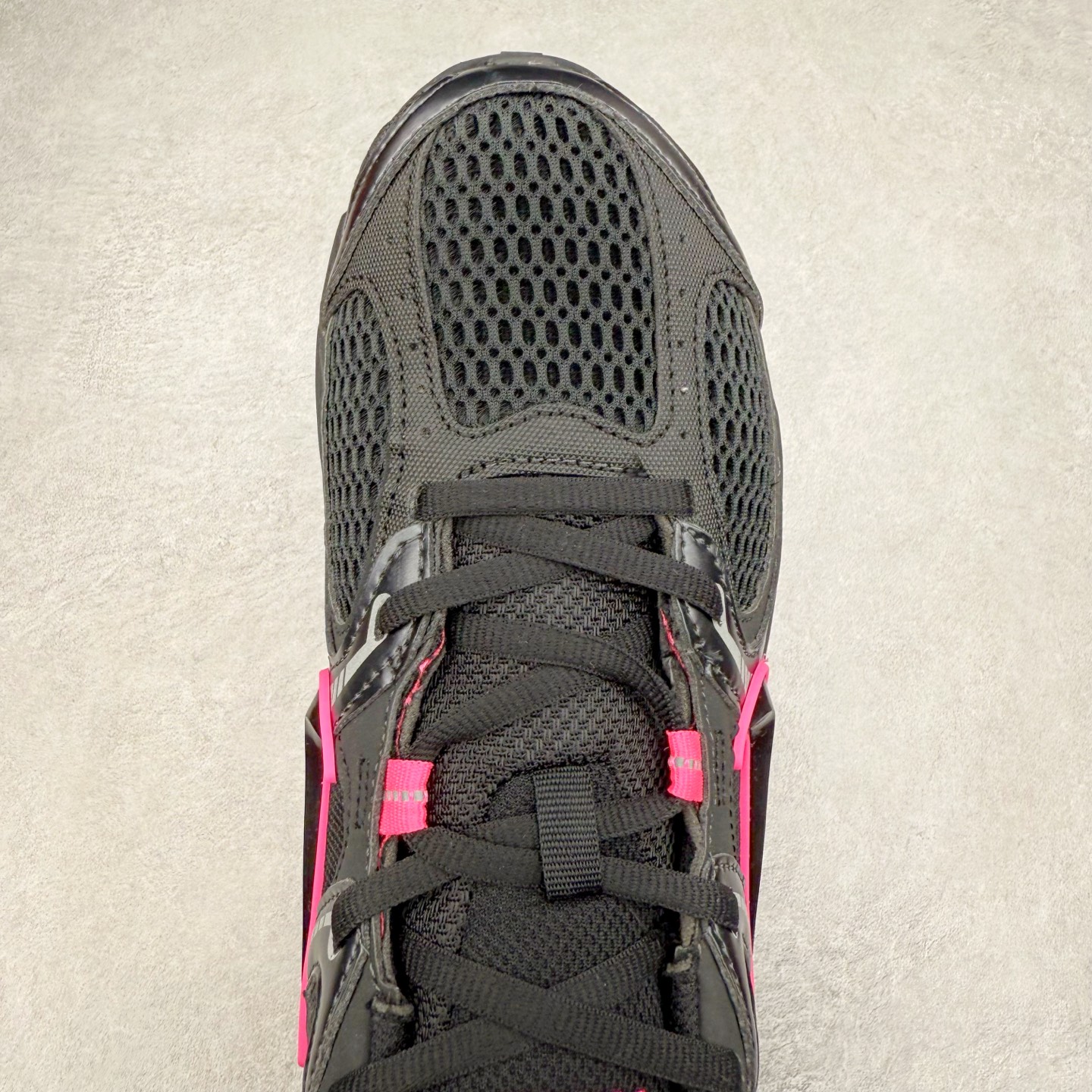 图片[4]-NK V5 RNR 舒适百搭防滑耐磨低帮跑步鞋 HJ5228-007 舒适有型适合日常穿着 该鞋款延续千禧年经典设计搭载泡绵中底 厚实而轻盈匠心细节巧搭立体耐克勾标志焕新演绎复古跑鞋 鞋款从千禧年美学汲取灵感 混搭多种材质突显层次感立体感和传统跑步风范 尺码：36 36.5 37.5 38 38.5 39 40 40.5 41 42 42.5 43 44 44.5 45-选品中心