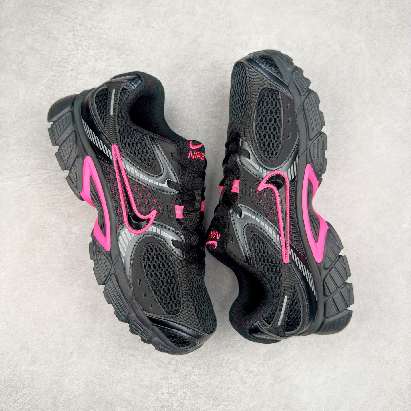 图片[3]-NK V5 RNR 舒适百搭防滑耐磨低帮跑步鞋 HJ5228-007 舒适有型适合日常穿着 该鞋款延续千禧年经典设计搭载泡绵中底 厚实而轻盈匠心细节巧搭立体耐克勾标志焕新演绎复古跑鞋 鞋款从千禧年美学汲取灵感 混搭多种材质突显层次感立体感和传统跑步风范 尺码：36 36.5 37.5 38 38.5 39 40 40.5 41 42 42.5 43 44 44.5 45-选品中心