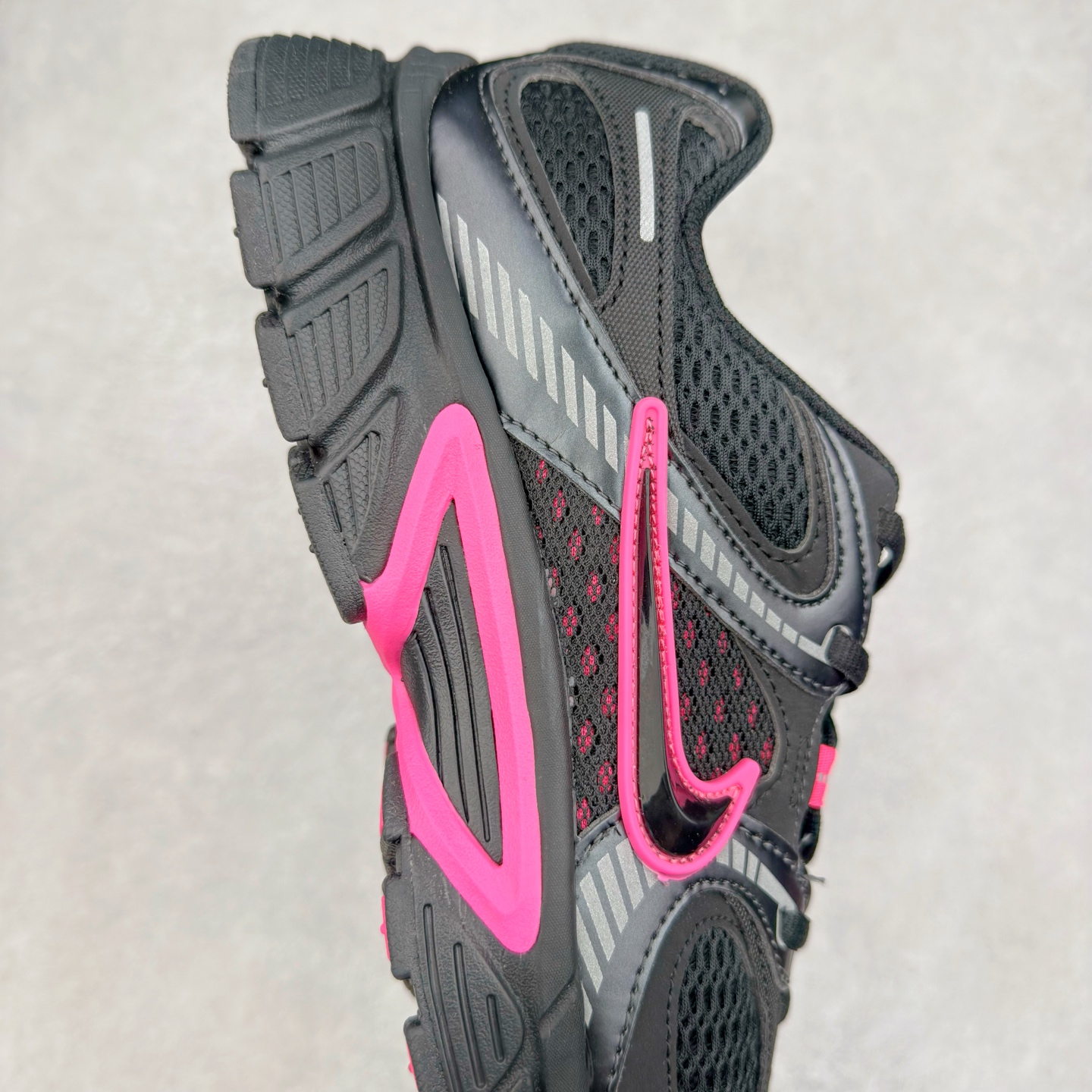 图片[6]-NK V5 RNR 舒适百搭防滑耐磨低帮跑步鞋 HJ5228-007 舒适有型适合日常穿着 该鞋款延续千禧年经典设计搭载泡绵中底 厚实而轻盈匠心细节巧搭立体耐克勾标志焕新演绎复古跑鞋 鞋款从千禧年美学汲取灵感 混搭多种材质突显层次感立体感和传统跑步风范 尺码：36 36.5 37.5 38 38.5 39 40 40.5 41 42 42.5 43 44 44.5 45-选品中心