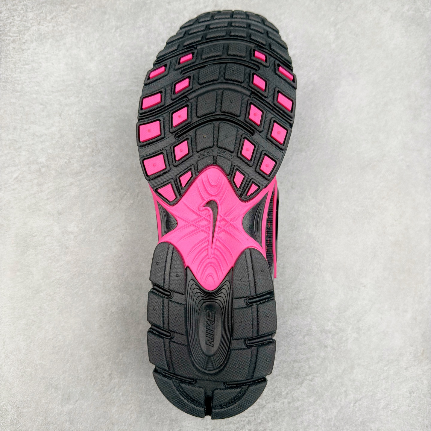 图片[9]-NK V5 RNR 舒适百搭防滑耐磨低帮跑步鞋 HJ5228-007 舒适有型适合日常穿着 该鞋款延续千禧年经典设计搭载泡绵中底 厚实而轻盈匠心细节巧搭立体耐克勾标志焕新演绎复古跑鞋 鞋款从千禧年美学汲取灵感 混搭多种材质突显层次感立体感和传统跑步风范 尺码：36 36.5 37.5 38 38.5 39 40 40.5 41 42 42.5 43 44 44.5 45-选品中心