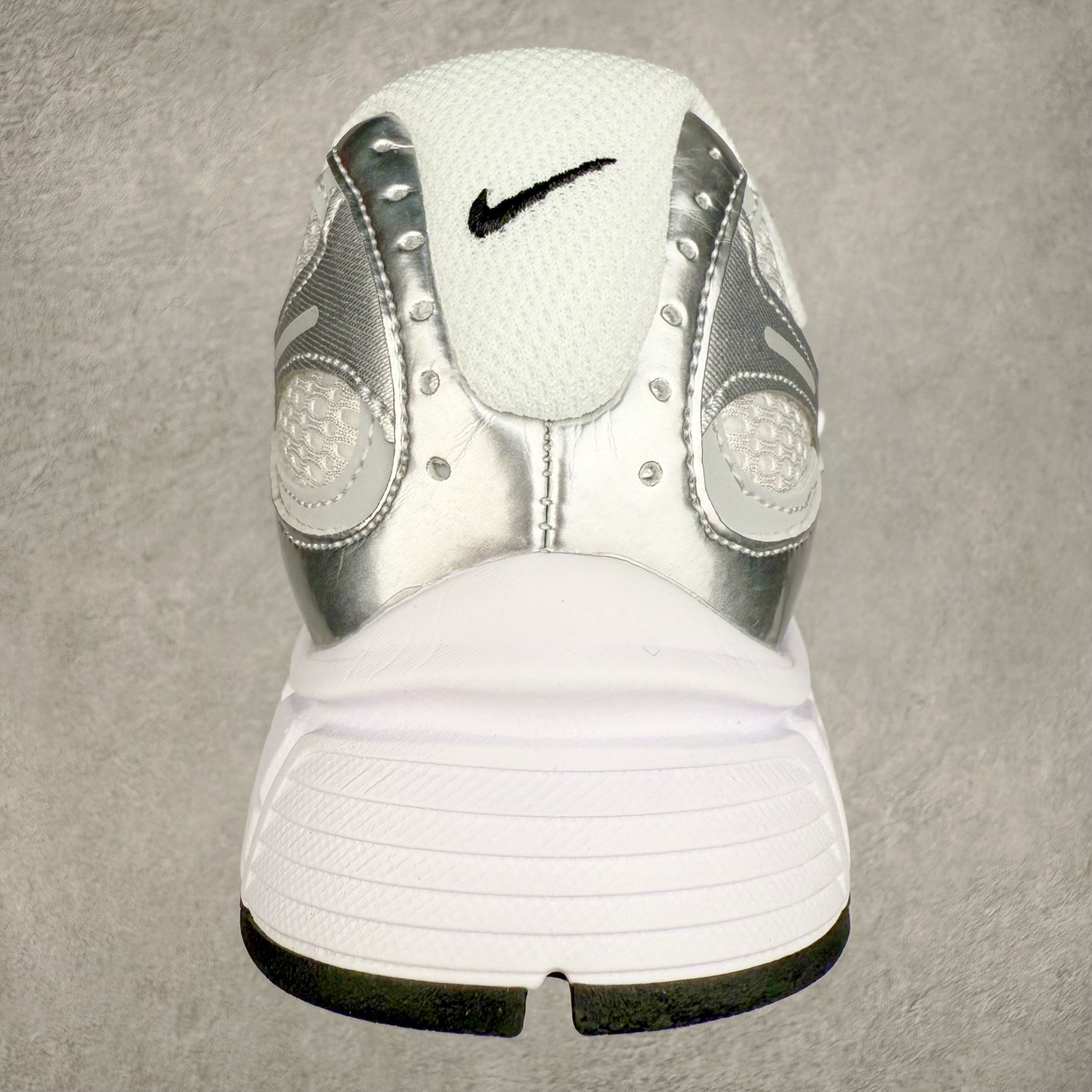 图片[8]-NK V5 RNR 舒适百搭防滑耐磨低帮跑步鞋 HQ7901-107 舒适有型适合日常穿着 该鞋款延续千禧年经典设计搭载泡绵中底 厚实而轻盈匠心细节巧搭立体耐克勾标志焕新演绎复古跑鞋 鞋款从千禧年美学汲取灵感 混搭多种材质突显层次感立体感和传统跑步风范 尺码：36 36.5 37.5 38 38.5 39 40 40.5 41 42 42.5 43 44 44.5 45-选品中心