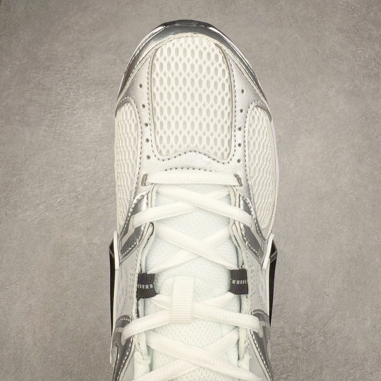 图片[4]-NK V5 RNR 舒适百搭防滑耐磨低帮跑步鞋 HQ7901-107 舒适有型适合日常穿着 该鞋款延续千禧年经典设计搭载泡绵中底 厚实而轻盈匠心细节巧搭立体耐克勾标志焕新演绎复古跑鞋 鞋款从千禧年美学汲取灵感 混搭多种材质突显层次感立体感和传统跑步风范 尺码：36 36.5 37.5 38 38.5 39 40 40.5 41 42 42.5 43 44 44.5 45-选品中心