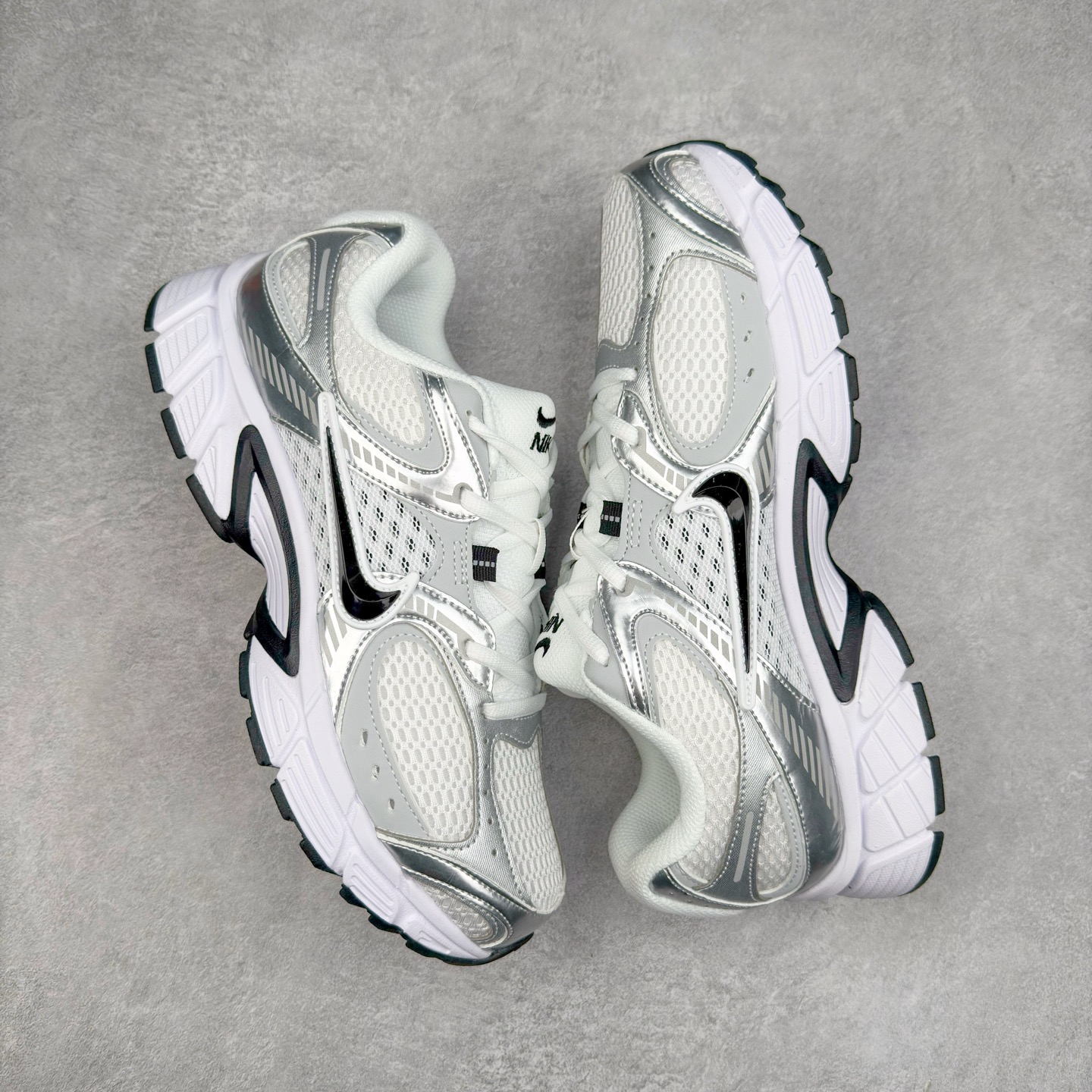 图片[3]-NK V5 RNR 舒适百搭防滑耐磨低帮跑步鞋 HQ7901-107 舒适有型适合日常穿着 该鞋款延续千禧年经典设计搭载泡绵中底 厚实而轻盈匠心细节巧搭立体耐克勾标志焕新演绎复古跑鞋 鞋款从千禧年美学汲取灵感 混搭多种材质突显层次感立体感和传统跑步风范 尺码：36 36.5 37.5 38 38.5 39 40 40.5 41 42 42.5 43 44 44.5 45-选品中心