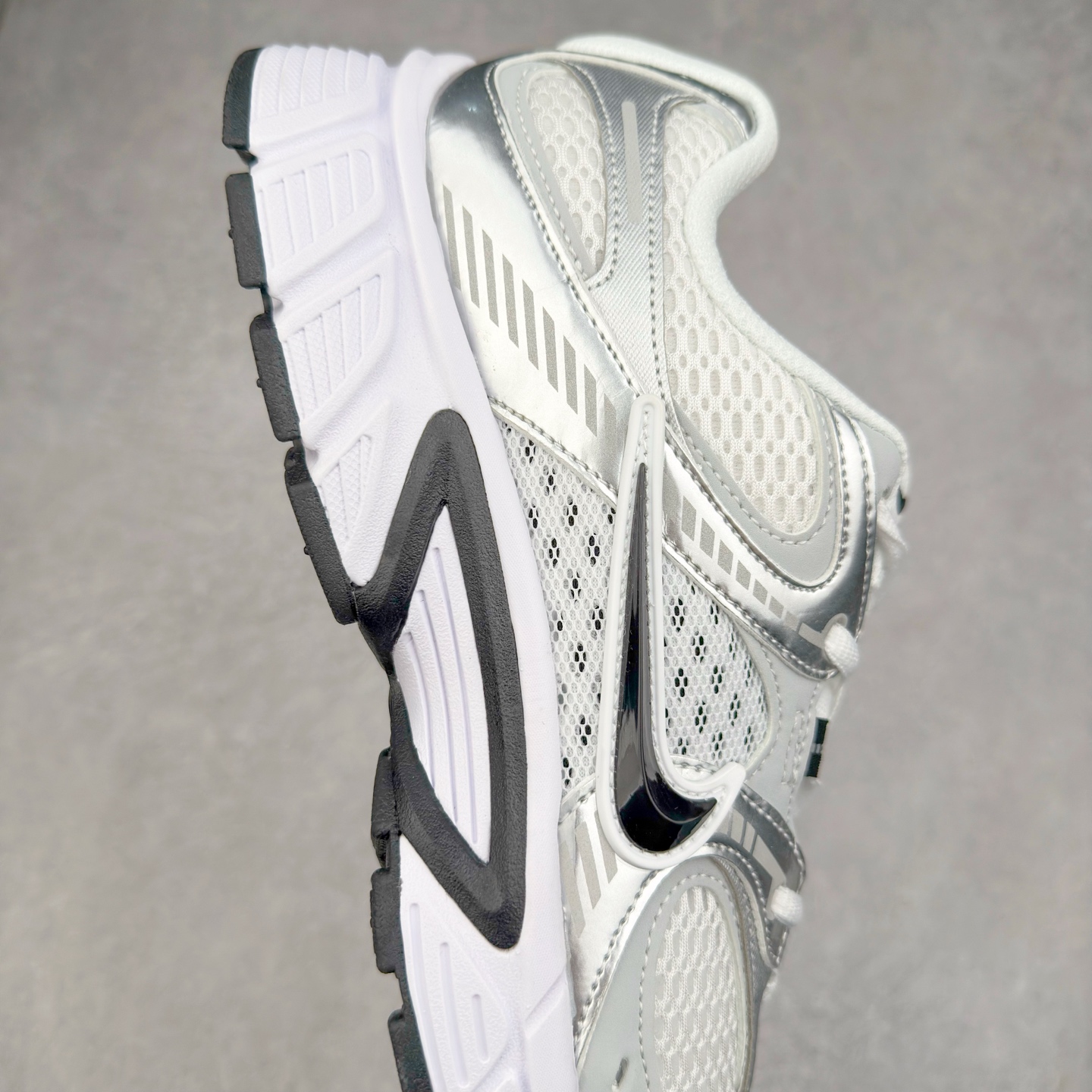 图片[6]-NK V5 RNR 舒适百搭防滑耐磨低帮跑步鞋 HQ7901-107 舒适有型适合日常穿着 该鞋款延续千禧年经典设计搭载泡绵中底 厚实而轻盈匠心细节巧搭立体耐克勾标志焕新演绎复古跑鞋 鞋款从千禧年美学汲取灵感 混搭多种材质突显层次感立体感和传统跑步风范 尺码：36 36.5 37.5 38 38.5 39 40 40.5 41 42 42.5 43 44 44.5 45-选品中心