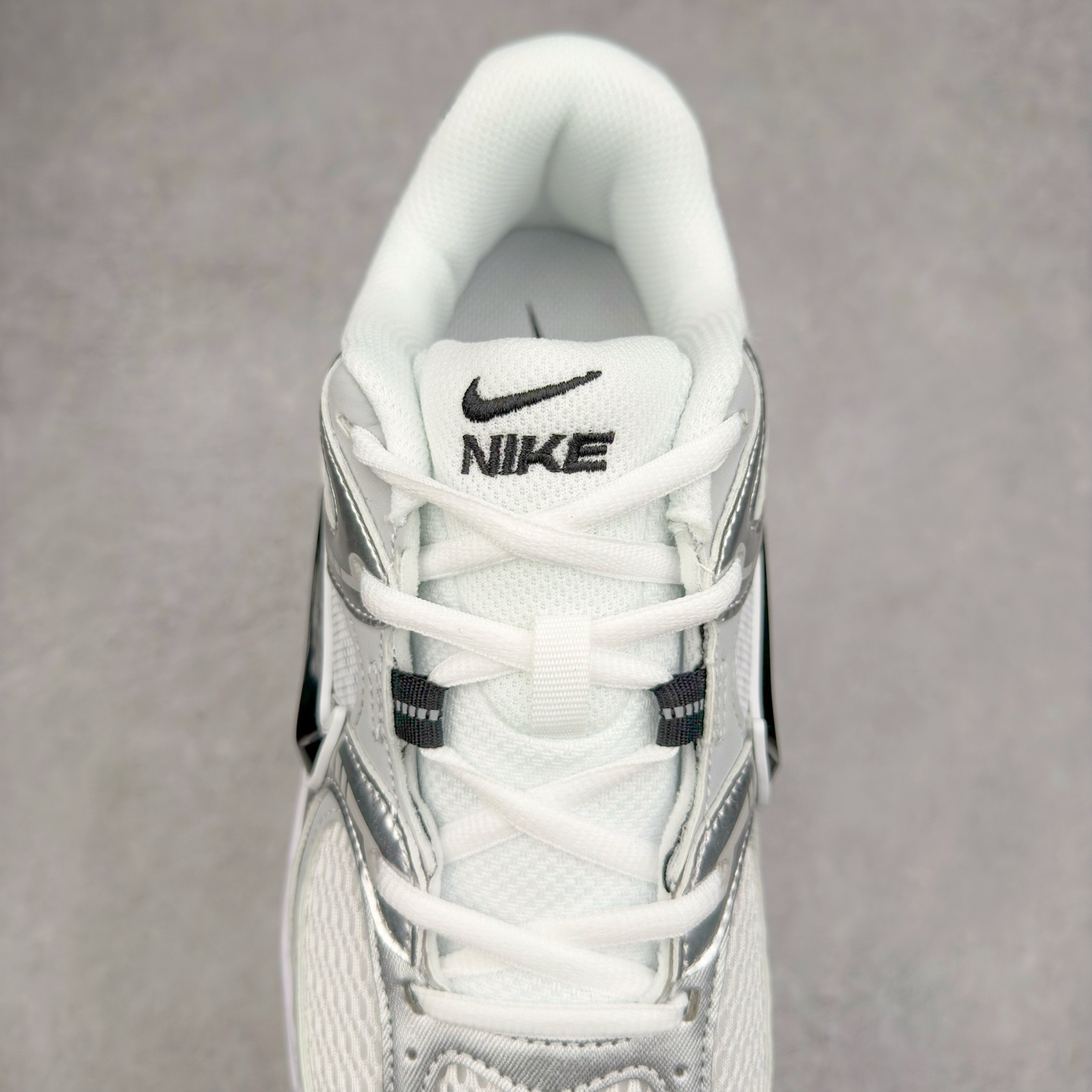 图片[5]-NK V5 RNR 舒适百搭防滑耐磨低帮跑步鞋 HQ7901-107 舒适有型适合日常穿着 该鞋款延续千禧年经典设计搭载泡绵中底 厚实而轻盈匠心细节巧搭立体耐克勾标志焕新演绎复古跑鞋 鞋款从千禧年美学汲取灵感 混搭多种材质突显层次感立体感和传统跑步风范 尺码：36 36.5 37.5 38 38.5 39 40 40.5 41 42 42.5 43 44 44.5 45-选品中心