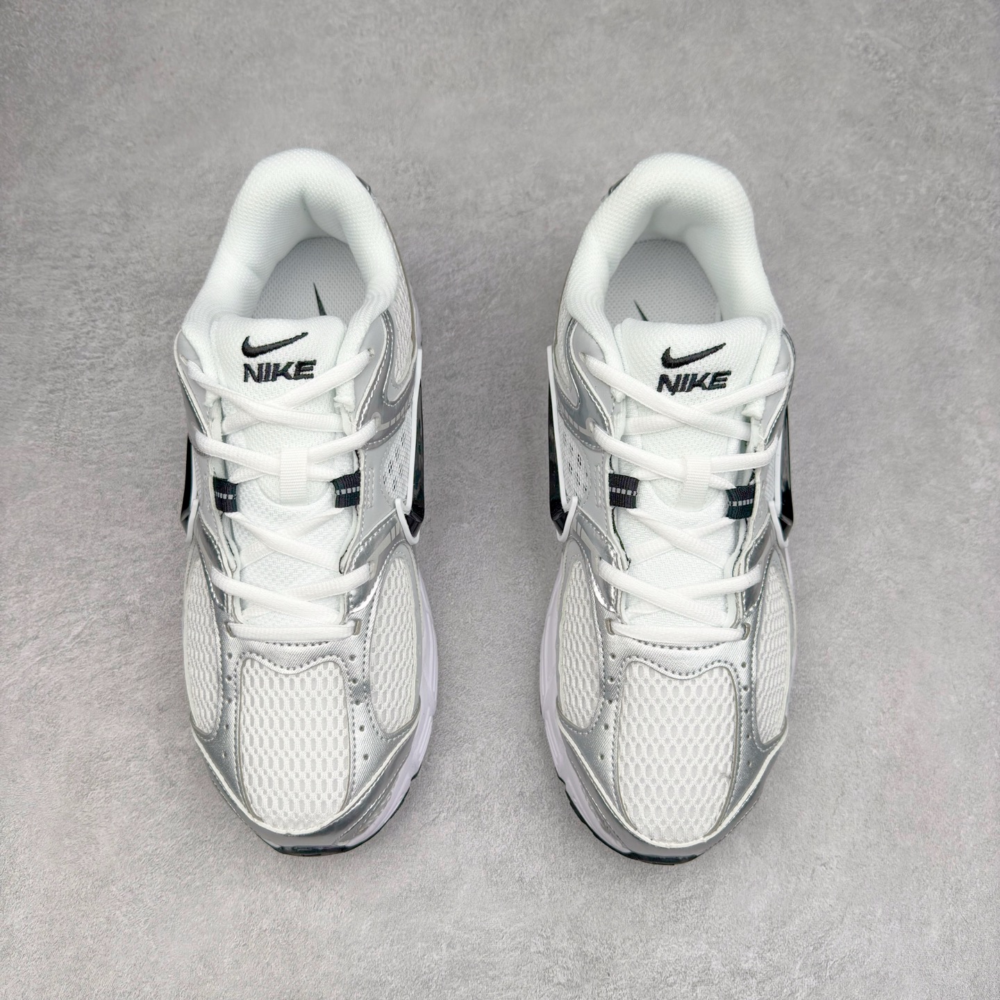 图片[2]-NK V5 RNR 舒适百搭防滑耐磨低帮跑步鞋 HQ7901-107 舒适有型适合日常穿着 该鞋款延续千禧年经典设计搭载泡绵中底 厚实而轻盈匠心细节巧搭立体耐克勾标志焕新演绎复古跑鞋 鞋款从千禧年美学汲取灵感 混搭多种材质突显层次感立体感和传统跑步风范 尺码：36 36.5 37.5 38 38.5 39 40 40.5 41 42 42.5 43 44 44.5 45-选品中心