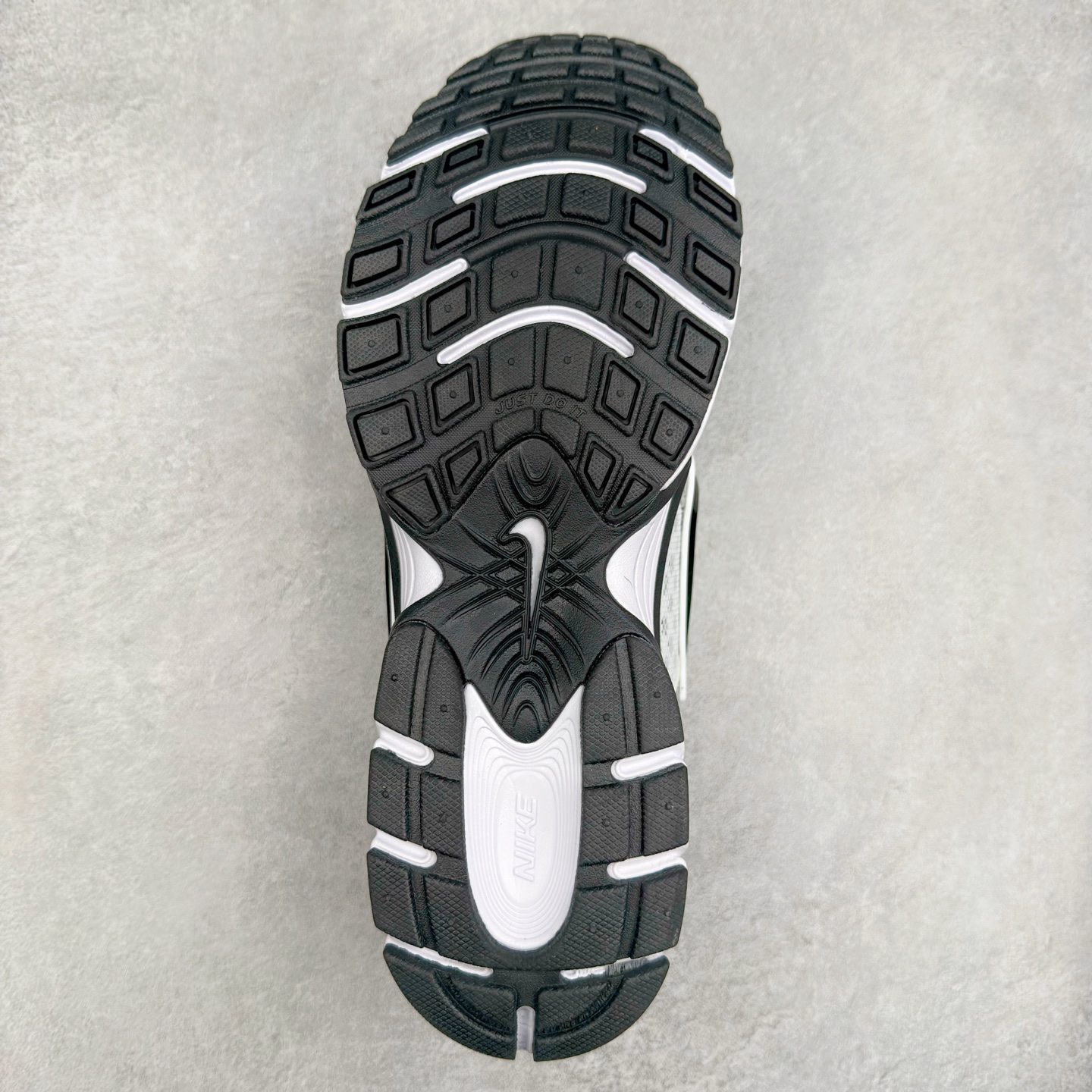 图片[9]-NK V5 RNR 舒适百搭防滑耐磨低帮跑步鞋 HQ7901-107 舒适有型适合日常穿着 该鞋款延续千禧年经典设计搭载泡绵中底 厚实而轻盈匠心细节巧搭立体耐克勾标志焕新演绎复古跑鞋 鞋款从千禧年美学汲取灵感 混搭多种材质突显层次感立体感和传统跑步风范 尺码：36 36.5 37.5 38 38.5 39 40 40.5 41 42 42.5 43 44 44.5 45-选品中心