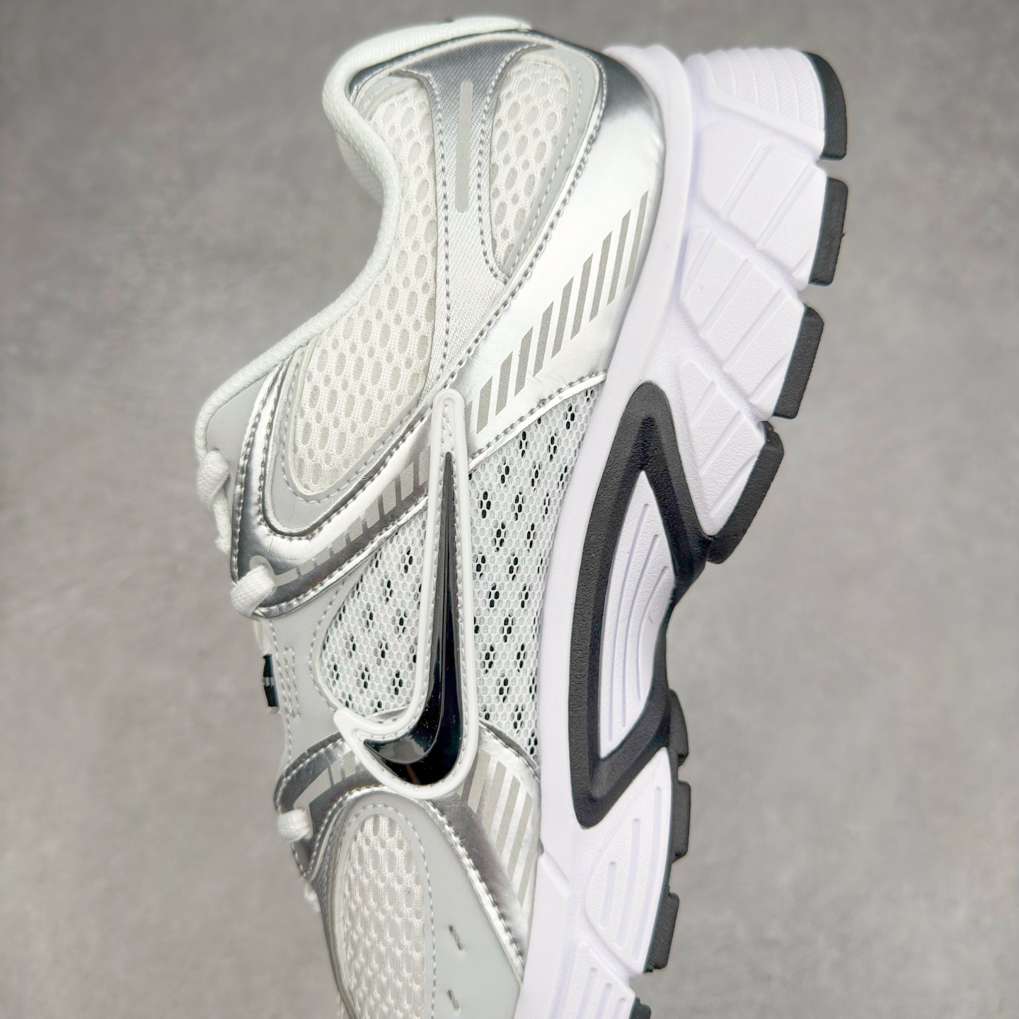 图片[7]-NK V5 RNR 舒适百搭防滑耐磨低帮跑步鞋 HQ7901-107 舒适有型适合日常穿着 该鞋款延续千禧年经典设计搭载泡绵中底 厚实而轻盈匠心细节巧搭立体耐克勾标志焕新演绎复古跑鞋 鞋款从千禧年美学汲取灵感 混搭多种材质突显层次感立体感和传统跑步风范 尺码：36 36.5 37.5 38 38.5 39 40 40.5 41 42 42.5 43 44 44.5 45-选品中心