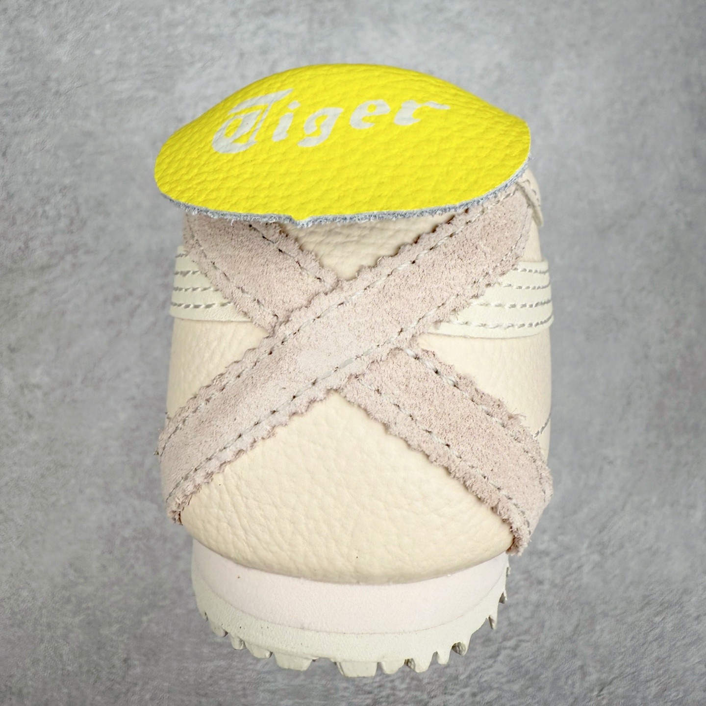 图片[8]-＃C版 Asics Onitsuka Tiger MEXICO 66 亚瑟士鬼冢虎复古经典板鞋 CNY 龙年限定 白红 市场王者选手 海外订单工厂出品 长期生产补货永不断码 超成熟稳定的做工品控 原装全套纸板楦头开发 原汁原味 完美呈现版型 私模正确鞋底咬花纹路 一比一鞋头弧度高度鞋身弧度 绝不口嗨 细节品控鞋型随意秒杀市面 原档咬花纹路私模大底 一个单元有六个三角形 总体形拼接呈现花瓣状 官方四联吊牌 原装Ortholite轻量化鞋垫 原盒原配 质保卡 说明书 钢印防尘纸 纸板中底带钢印 乳胶组合鞋垫 支持全方位的对比专柜 产品从款式颜色造型上体现出追求舒适和细节的完美 鞋类更是推崇手工制作的严谨与完美 融舒适性与可穿性的设计风格 注重细节的完美和别致魅力 既保持稳重 又不失轻松的时尚感 尺码：36 37 37.5 38 39 39.5 40 40.5 41.5 42 42.5 43.5 44 45-选品中心