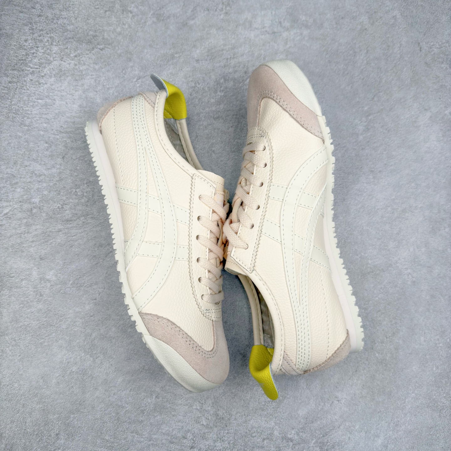 图片[3]-＃C版 Asics Onitsuka Tiger MEXICO 66 亚瑟士鬼冢虎复古经典板鞋 CNY 龙年限定 白红 市场王者选手 海外订单工厂出品 长期生产补货永不断码 超成熟稳定的做工品控 原装全套纸板楦头开发 原汁原味 完美呈现版型 私模正确鞋底咬花纹路 一比一鞋头弧度高度鞋身弧度 绝不口嗨 细节品控鞋型随意秒杀市面 原档咬花纹路私模大底 一个单元有六个三角形 总体形拼接呈现花瓣状 官方四联吊牌 原装Ortholite轻量化鞋垫 原盒原配 质保卡 说明书 钢印防尘纸 纸板中底带钢印 乳胶组合鞋垫 支持全方位的对比专柜 产品从款式颜色造型上体现出追求舒适和细节的完美 鞋类更是推崇手工制作的严谨与完美 融舒适性与可穿性的设计风格 注重细节的完美和别致魅力 既保持稳重 又不失轻松的时尚感 尺码：36 37 37.5 38 39 39.5 40 40.5 41.5 42 42.5 43.5 44 45-选品中心