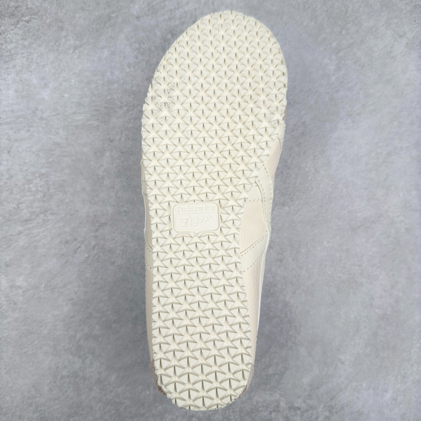 图片[9]-＃C版 Asics Onitsuka Tiger MEXICO 66 亚瑟士鬼冢虎复古经典板鞋 CNY 龙年限定 白红 市场王者选手 海外订单工厂出品 长期生产补货永不断码 超成熟稳定的做工品控 原装全套纸板楦头开发 原汁原味 完美呈现版型 私模正确鞋底咬花纹路 一比一鞋头弧度高度鞋身弧度 绝不口嗨 细节品控鞋型随意秒杀市面 原档咬花纹路私模大底 一个单元有六个三角形 总体形拼接呈现花瓣状 官方四联吊牌 原装Ortholite轻量化鞋垫 原盒原配 质保卡 说明书 钢印防尘纸 纸板中底带钢印 乳胶组合鞋垫 支持全方位的对比专柜 产品从款式颜色造型上体现出追求舒适和细节的完美 鞋类更是推崇手工制作的严谨与完美 融舒适性与可穿性的设计风格 注重细节的完美和别致魅力 既保持稳重 又不失轻松的时尚感 尺码：36 37 37.5 38 39 39.5 40 40.5 41.5 42 42.5 43.5 44 45-选品中心