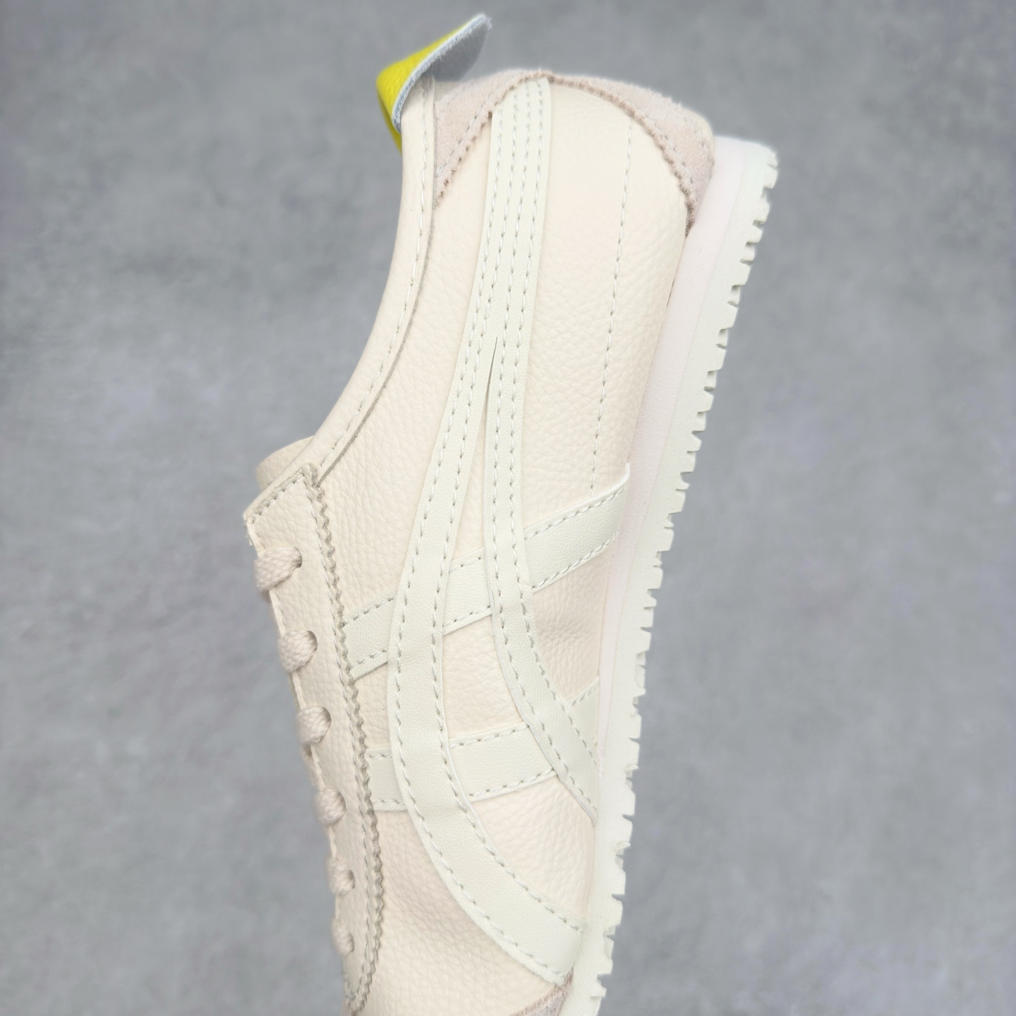 图片[7]-＃C版 Asics Onitsuka Tiger MEXICO 66 亚瑟士鬼冢虎复古经典板鞋 CNY 龙年限定 白红 市场王者选手 海外订单工厂出品 长期生产补货永不断码 超成熟稳定的做工品控 原装全套纸板楦头开发 原汁原味 完美呈现版型 私模正确鞋底咬花纹路 一比一鞋头弧度高度鞋身弧度 绝不口嗨 细节品控鞋型随意秒杀市面 原档咬花纹路私模大底 一个单元有六个三角形 总体形拼接呈现花瓣状 官方四联吊牌 原装Ortholite轻量化鞋垫 原盒原配 质保卡 说明书 钢印防尘纸 纸板中底带钢印 乳胶组合鞋垫 支持全方位的对比专柜 产品从款式颜色造型上体现出追求舒适和细节的完美 鞋类更是推崇手工制作的严谨与完美 融舒适性与可穿性的设计风格 注重细节的完美和别致魅力 既保持稳重 又不失轻松的时尚感 尺码：36 37 37.5 38 39 39.5 40 40.5 41.5 42 42.5 43.5 44 45-选品中心