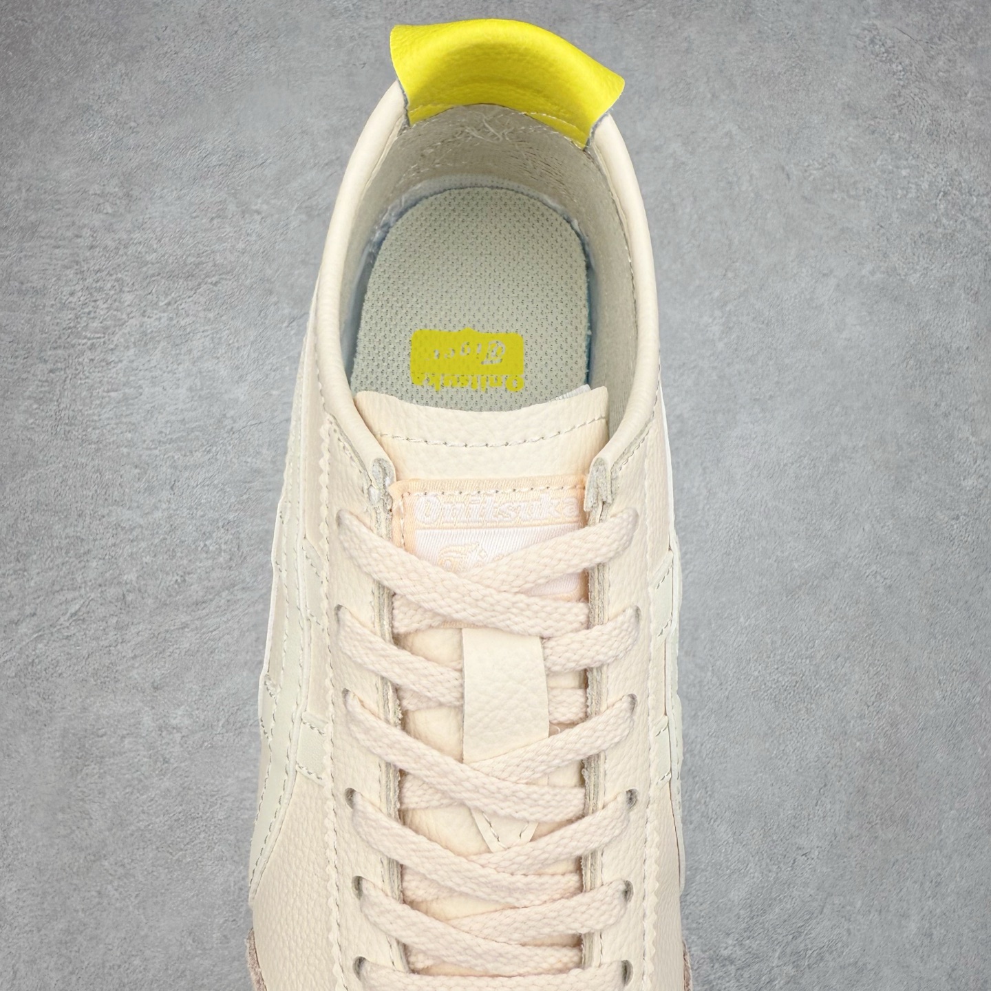 图片[5]-＃C版 Asics Onitsuka Tiger MEXICO 66 亚瑟士鬼冢虎复古经典板鞋 CNY 龙年限定 白红 市场王者选手 海外订单工厂出品 长期生产补货永不断码 超成熟稳定的做工品控 原装全套纸板楦头开发 原汁原味 完美呈现版型 私模正确鞋底咬花纹路 一比一鞋头弧度高度鞋身弧度 绝不口嗨 细节品控鞋型随意秒杀市面 原档咬花纹路私模大底 一个单元有六个三角形 总体形拼接呈现花瓣状 官方四联吊牌 原装Ortholite轻量化鞋垫 原盒原配 质保卡 说明书 钢印防尘纸 纸板中底带钢印 乳胶组合鞋垫 支持全方位的对比专柜 产品从款式颜色造型上体现出追求舒适和细节的完美 鞋类更是推崇手工制作的严谨与完美 融舒适性与可穿性的设计风格 注重细节的完美和别致魅力 既保持稳重 又不失轻松的时尚感 尺码：36 37 37.5 38 39 39.5 40 40.5 41.5 42 42.5 43.5 44 45-选品中心