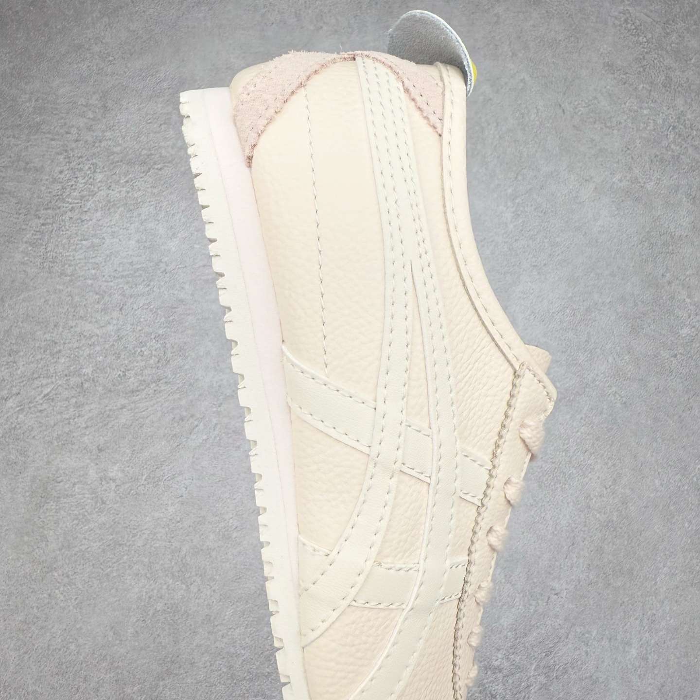 图片[6]-＃C版 Asics Onitsuka Tiger MEXICO 66 亚瑟士鬼冢虎复古经典板鞋 CNY 龙年限定 白红 市场王者选手 海外订单工厂出品 长期生产补货永不断码 超成熟稳定的做工品控 原装全套纸板楦头开发 原汁原味 完美呈现版型 私模正确鞋底咬花纹路 一比一鞋头弧度高度鞋身弧度 绝不口嗨 细节品控鞋型随意秒杀市面 原档咬花纹路私模大底 一个单元有六个三角形 总体形拼接呈现花瓣状 官方四联吊牌 原装Ortholite轻量化鞋垫 原盒原配 质保卡 说明书 钢印防尘纸 纸板中底带钢印 乳胶组合鞋垫 支持全方位的对比专柜 产品从款式颜色造型上体现出追求舒适和细节的完美 鞋类更是推崇手工制作的严谨与完美 融舒适性与可穿性的设计风格 注重细节的完美和别致魅力 既保持稳重 又不失轻松的时尚感 尺码：36 37 37.5 38 39 39.5 40 40.5 41.5 42 42.5 43.5 44 45-选品中心