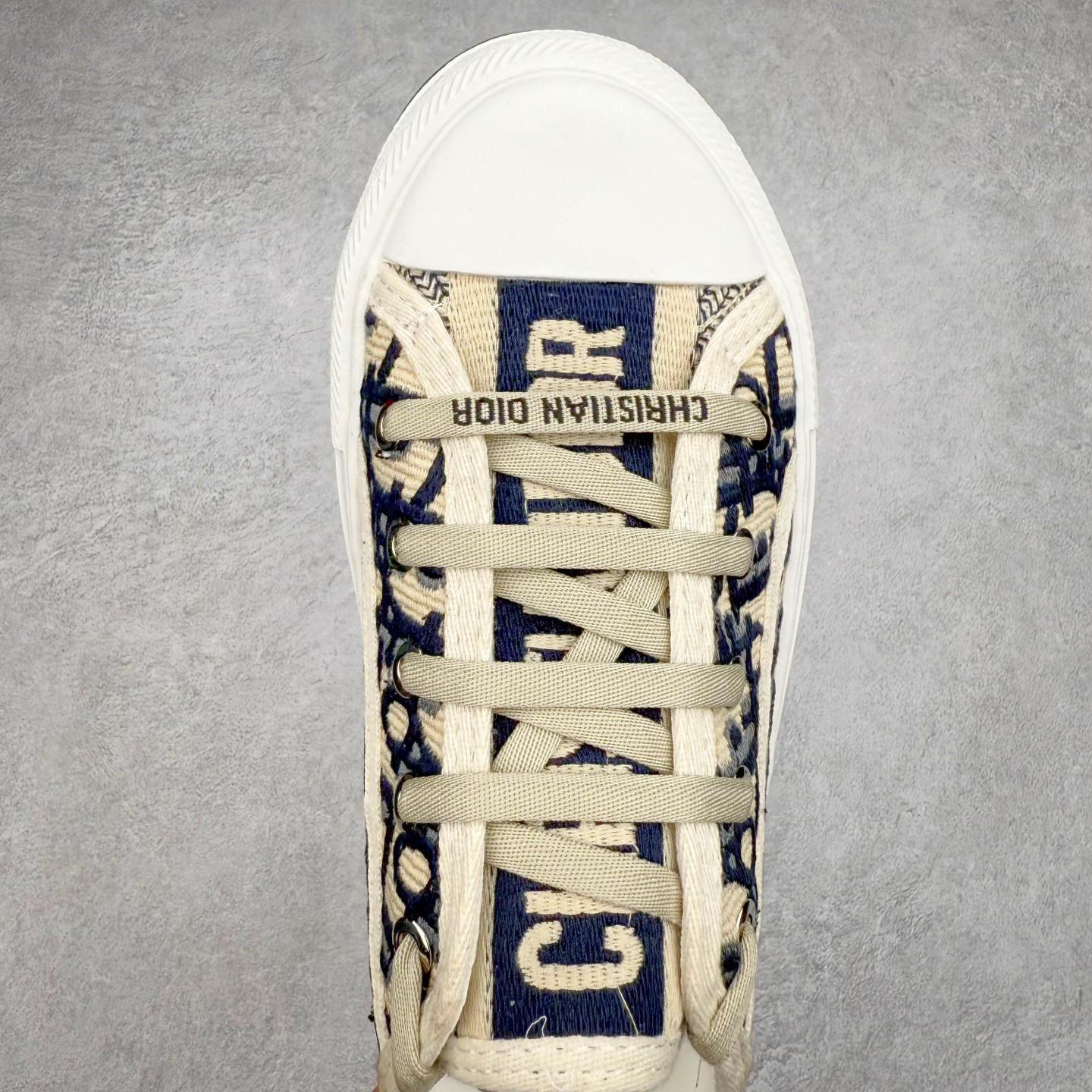 图片[4]-Dior Logo 3D 2025全新帆布刺绣系列增高板鞋 迪奥22S 小红书春季走秀爆款 全网力推单品 全网热销中 “Christian Dior J’Adior”金属配饰胶质品牌标志鞋底 进口纯棉帆布 全粒面绵羊皮内里 原版开模 最强质量 全鞋细节与正品一致 原版同步牛皮垫脚 全套专柜包装 Size 35 36 37 38 39 40-选品中心