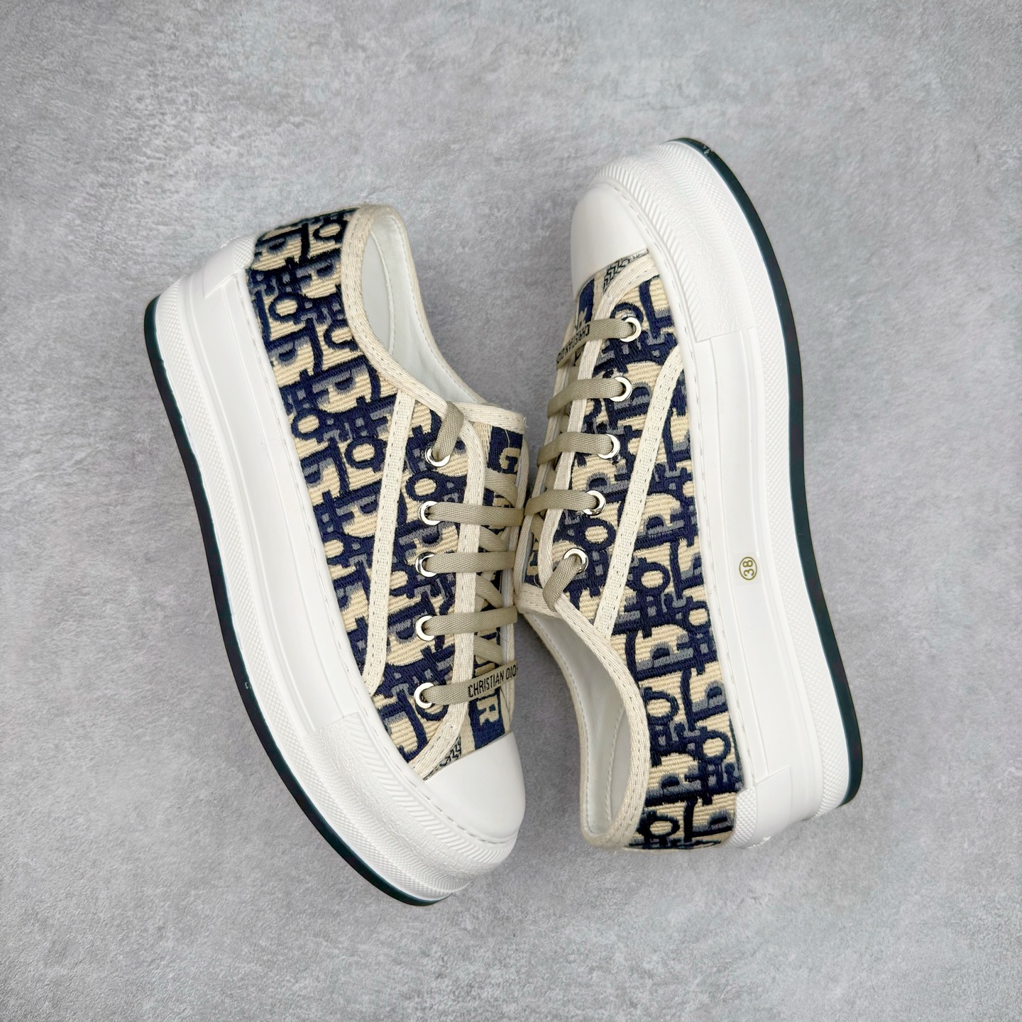 图片[3]-Dior Logo 3D 2025全新帆布刺绣系列增高板鞋 迪奥22S 小红书春季走秀爆款 全网力推单品 全网热销中 “Christian Dior J’Adior”金属配饰胶质品牌标志鞋底 进口纯棉帆布 全粒面绵羊皮内里 原版开模 最强质量 全鞋细节与正品一致 原版同步牛皮垫脚 全套专柜包装 Size 35 36 37 38 39 40-选品中心