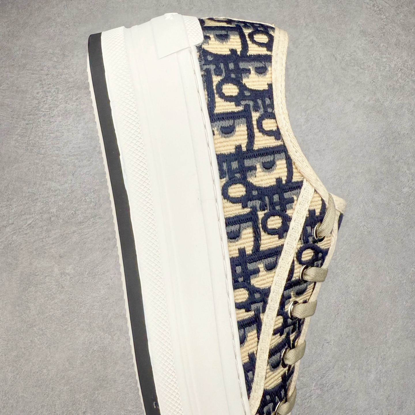 图片[6]-Dior Logo 3D 2025全新帆布刺绣系列增高板鞋 迪奥22S 小红书春季走秀爆款 全网力推单品 全网热销中 “Christian Dior J’Adior”金属配饰胶质品牌标志鞋底 进口纯棉帆布 全粒面绵羊皮内里 原版开模 最强质量 全鞋细节与正品一致 原版同步牛皮垫脚 全套专柜包装 Size 35 36 37 38 39 40-选品中心