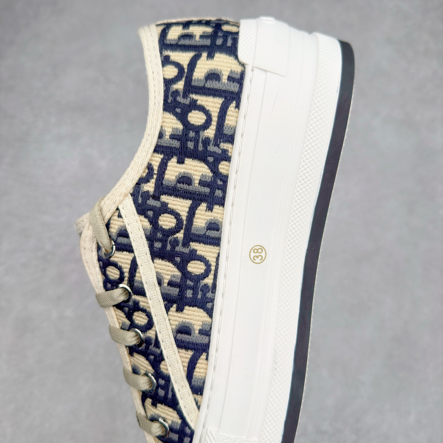 图片[7]-Dior Logo 3D 2025全新帆布刺绣系列增高板鞋 迪奥22S 小红书春季走秀爆款 全网力推单品 全网热销中 “Christian Dior J’Adior”金属配饰胶质品牌标志鞋底 进口纯棉帆布 全粒面绵羊皮内里 原版开模 最强质量 全鞋细节与正品一致 原版同步牛皮垫脚 全套专柜包装 Size 35 36 37 38 39 40-选品中心