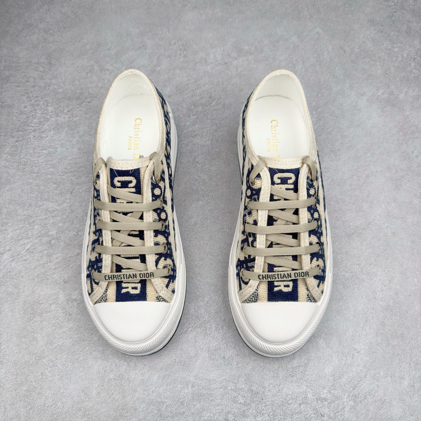 图片[2]-Dior Logo 3D 2025全新帆布刺绣系列增高板鞋 迪奥22S 小红书春季走秀爆款 全网力推单品 全网热销中 “Christian Dior J’Adior”金属配饰胶质品牌标志鞋底 进口纯棉帆布 全粒面绵羊皮内里 原版开模 最强质量 全鞋细节与正品一致 原版同步牛皮垫脚 全套专柜包装 Size 35 36 37 38 39 40-选品中心