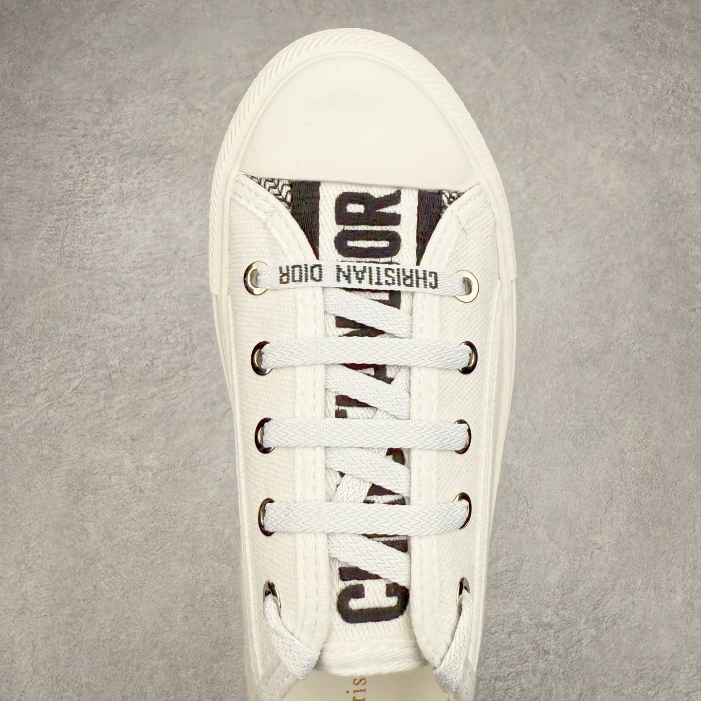 图片[4]-Dior Logo 3D 2025全新帆布刺绣系列增高板鞋 迪奥22S 小红书春季走秀爆款 全网力推单品 全网热销中 “Christian Dior J’Adior”金属配饰胶质品牌标志鞋底 进口纯棉帆布 全粒面绵羊皮内里 原版开模 最强质量 全鞋细节与正品一致 原版同步牛皮垫脚 全套专柜包装 Size 35 36 37 38 39 40-选品中心